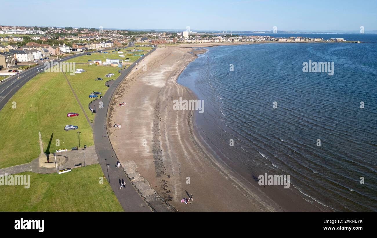 Vista aerea con drone della spiaggia sud di Ardrossan, in prima serata, Ardrossan, North Ayrshire, Scozia Foto Stock