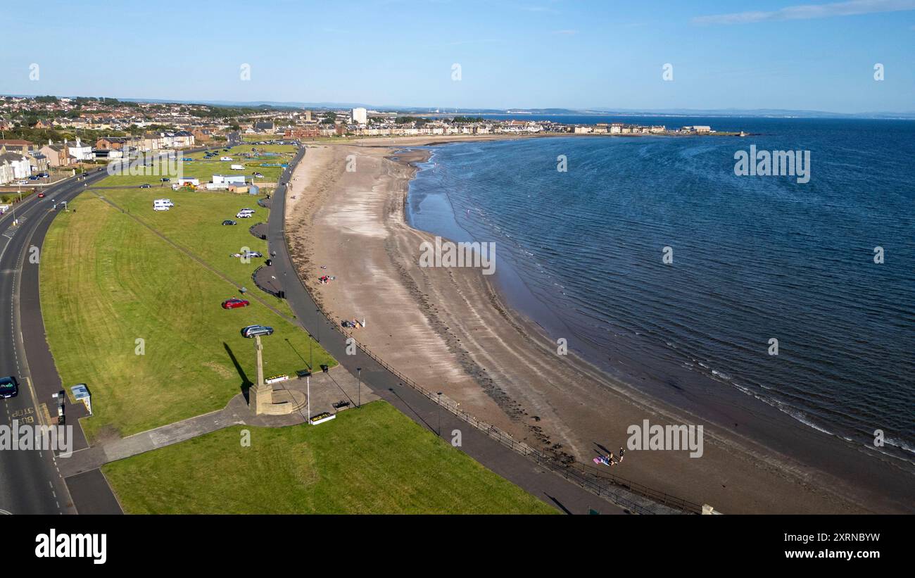 Vista aerea con drone della spiaggia sud di Ardrossan, in prima serata, Ardrossan, North Ayrshire, Scozia Foto Stock