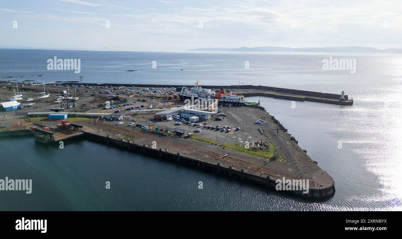 Il traghetto Caledonian MacBrayne MV Isle of Arran si prepara a partire dal porto dei traghetti di Ardrossan sulla rotta per l'isola di Arran, Scozia, Regno Unito Foto Stock