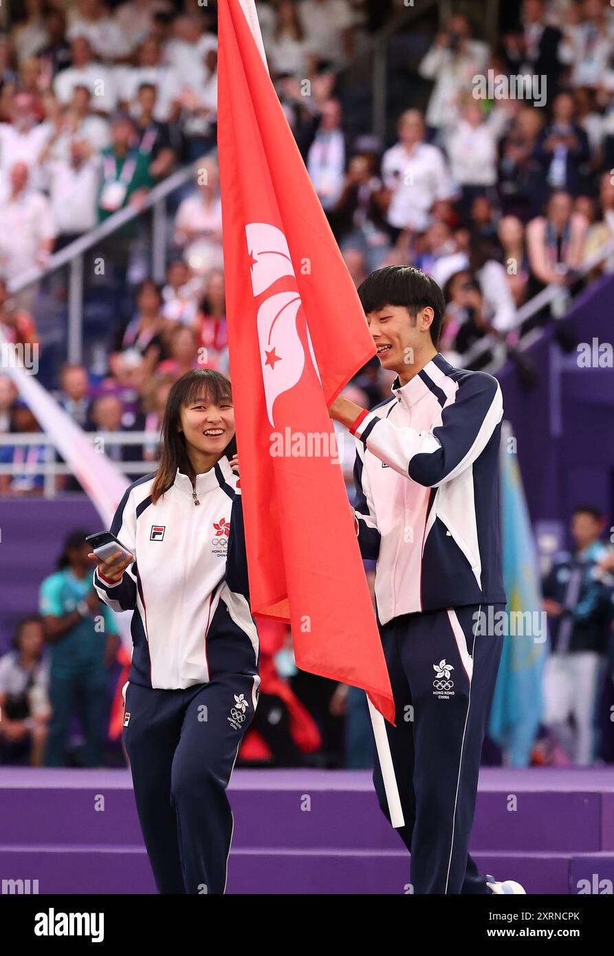 Parigi, Francia. 11 agosto 2024. I Flagbearers della Cina Hong Kong lo Wai Fung (R) e Lee Sze Wing sfilano durante la cerimonia di chiusura dei Giochi Olimpici di Parigi 2024 a Parigi, Francia, 11 agosto 2024. Crediti: Li Ming/Xinhua/Alamy Live News Foto Stock