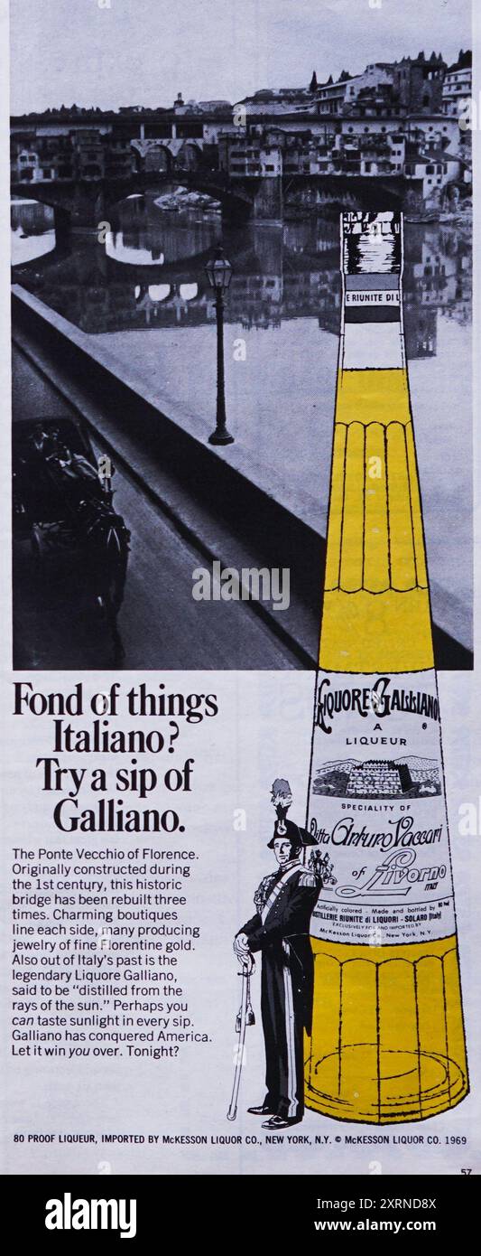 Una pubblicità vintage del 1970 per il liquore Galliano mentre mostra il Ponte Vecchio al crepuscolo. Foto Stock