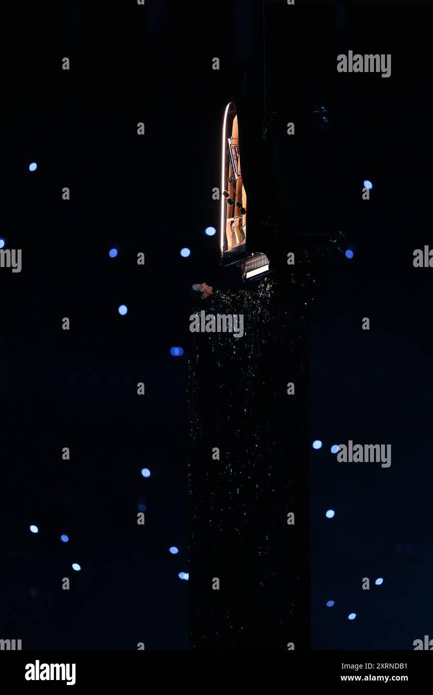 Il pianista Alain Roche durante la cerimonia di chiusura dei Giochi Olimpici di Parigi del 2024, allo Stade de France di Parigi. Data foto: Domenica 11 agosto 2024. Foto Stock