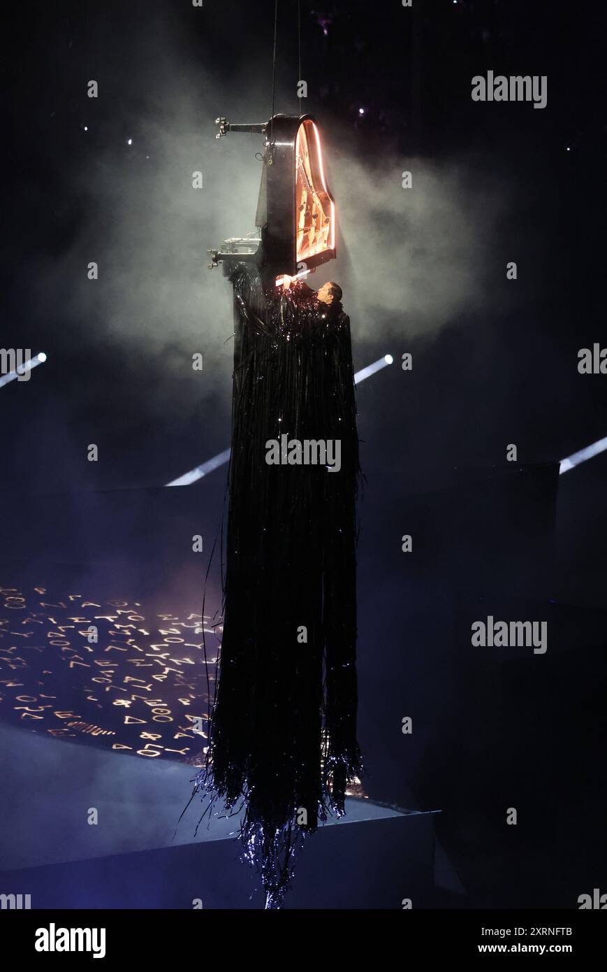 Parigi, Francia. 11 agosto 2024. Un pianista appeso verticalmente, Alain Roche, è visto durante una presentazione artistica raffigurante un mondo distopico senza Giochi Olimpici durante la cerimonia di chiusura delle Olimpiadi estive di Parigi allo Stade de France di Parigi, Francia, domenica 11 agosto 2024. Foto di Maya Vidon-White/UPI credito: UPI/Alamy Live News Foto Stock