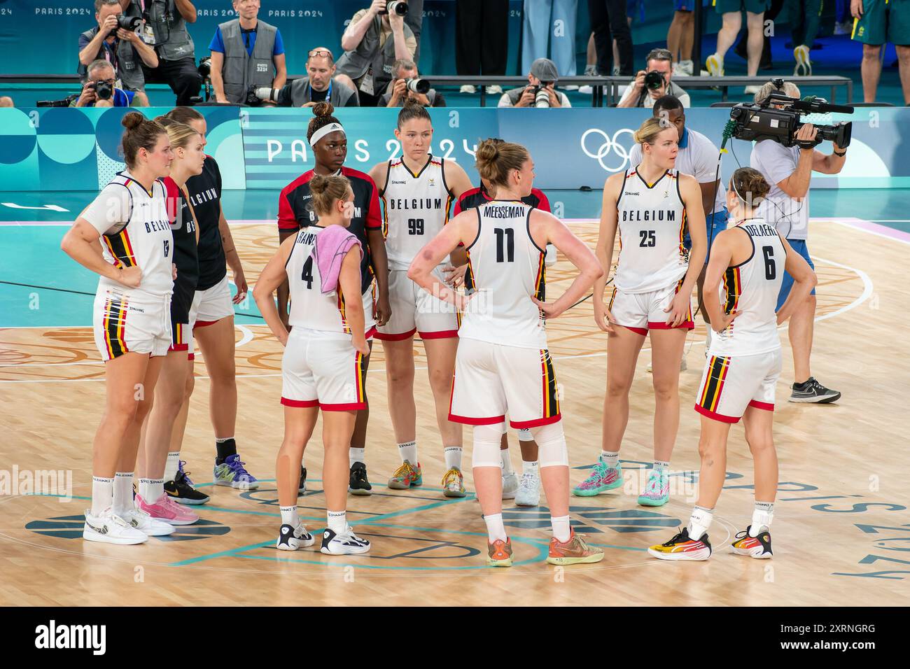 Parigi, Francia, 11 agosto 2024. Pallacanestro femminile 3° posto gioco - deluso squadra belga perso la partita - Jacques Julien / Alamy Live News Foto Stock