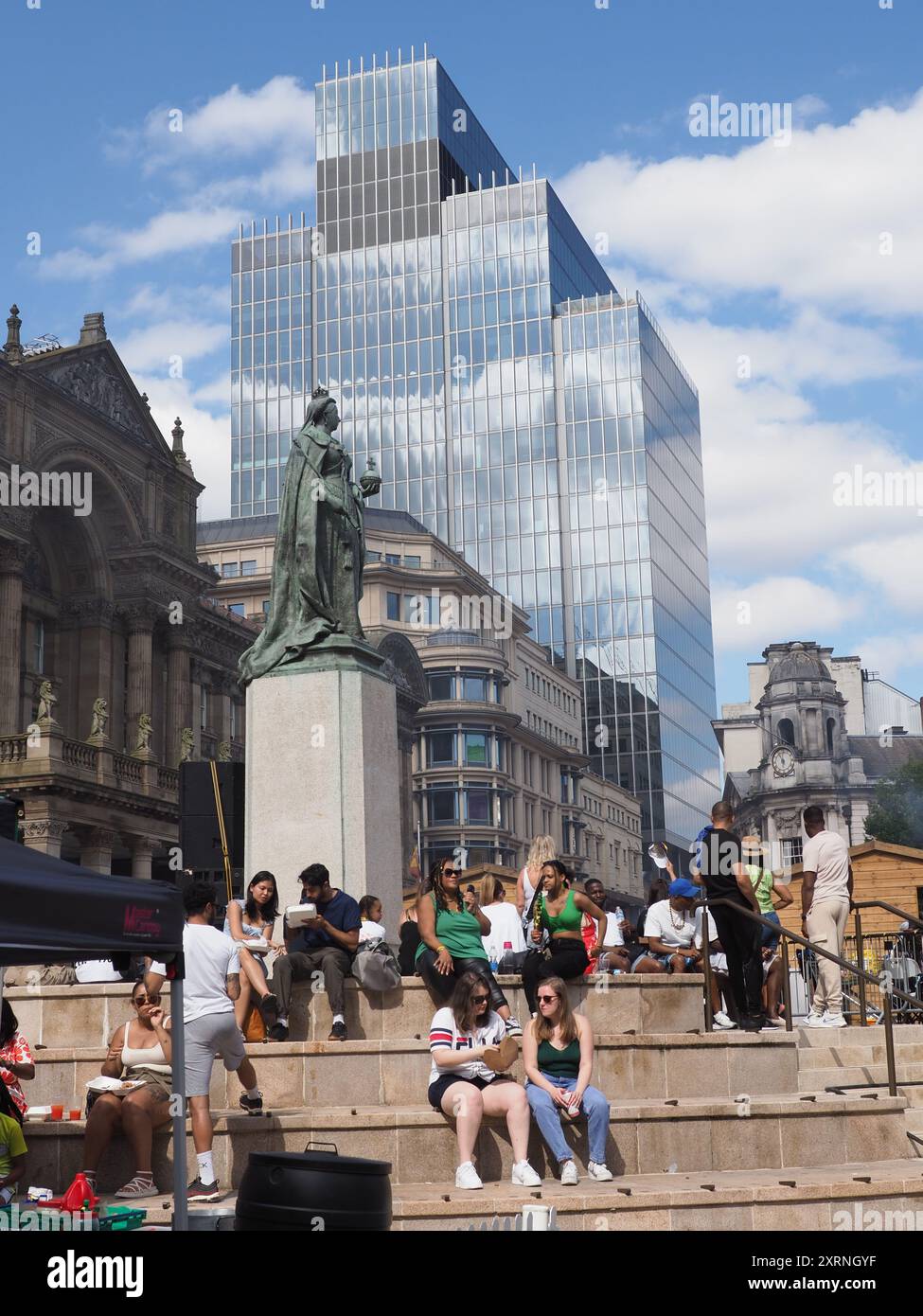 Birmingham, Regno Unito. 11 agosto 2024. Folle di diverse etnie si riuniscono in Victoria Square per celebrare i 62 anni di indipendenza giamaicana, nella foto sono persone che si godono l'atmosfera felice mentre si immergono nel sole, soprannominato il più grande festival dell'indipendenza giamaicana delle Midlands, è stato un gradito sollievo dalle recenti proteste in tutto il paese. Crediti: Tony Nolan/Alamy Live News Foto Stock