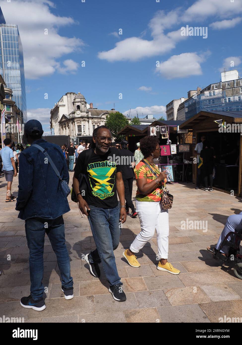 Birmingham, Regno Unito. 11 agosto 2024. Folle di diverse etnie si riuniscono in Victoria Square per celebrare i 62 anni di indipendenza giamaicana, nella foto sono persone che si godono l'atmosfera felice mentre si immergono nel sole, soprannominato il più grande festival dell'indipendenza giamaicana delle Midlands, è stato un gradito sollievo dalle recenti proteste in tutto il paese. Crediti: Tony Nolan/Alamy Live News Foto Stock