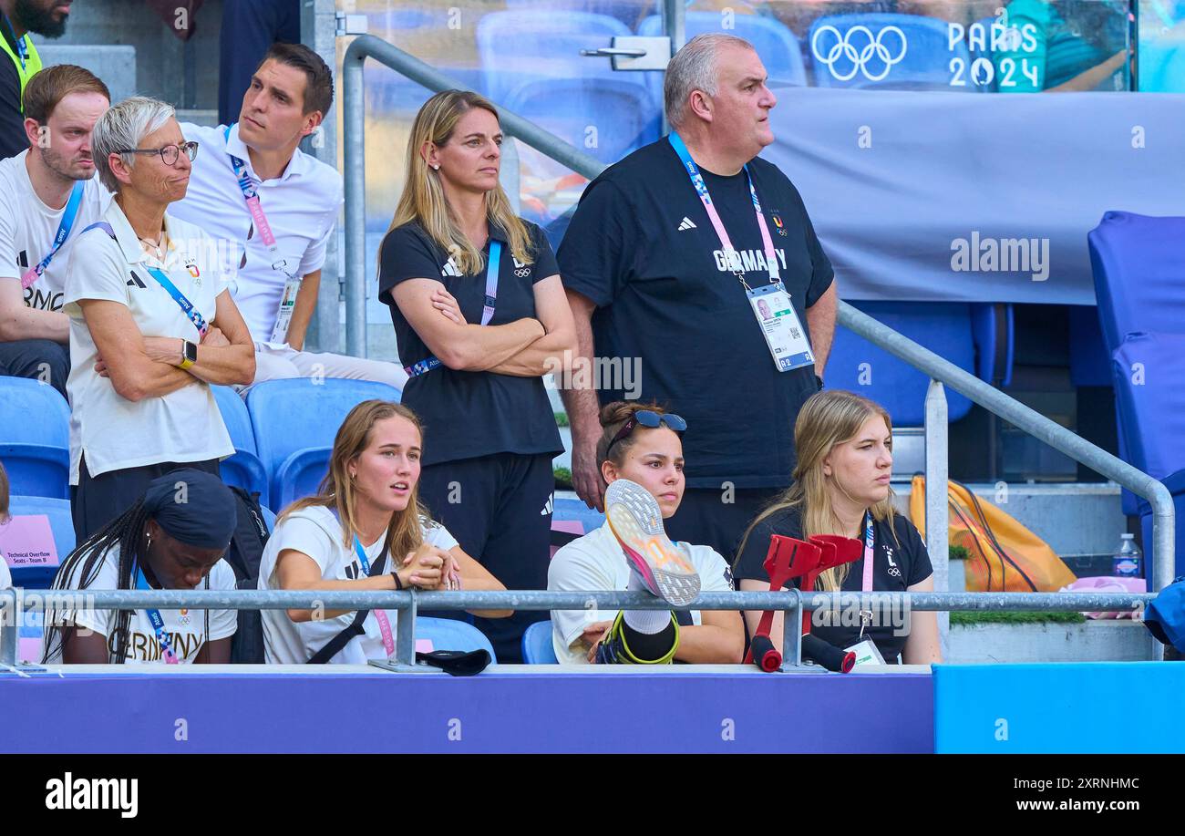 Nicole Anyomi, DFB Frauen 21 Sydney Lohmann, DFB Frauen 8 Lena Oberdorf, Jessica Ewald, Teammanagerin DFB Damen Nia Künzer, Kuenzer, DFB Sportdirektorin , Stephen Smith Zeugwart alla medaglia di bronzo olimpica femminile GERMANIA - SPAGNA 1-0 allo Stade de Lyon di Lione il 9 agosto 2024 a Lione, Francia. Stagione 2024/2025 fotografo: Peter Schatz Foto Stock