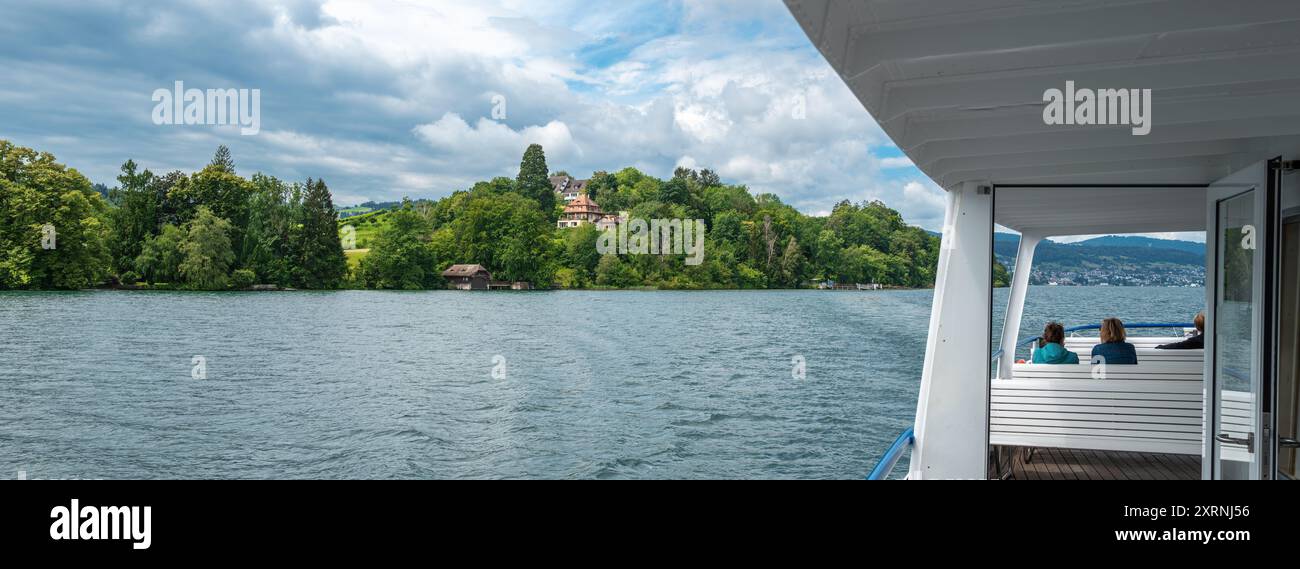 Halbinsel Au, Svizzera - 1 luglio 2024: Halbinsel Au è una penisola pittoresca situata sulle rive del lago di Zurigo in Svizzera. Foto Stock