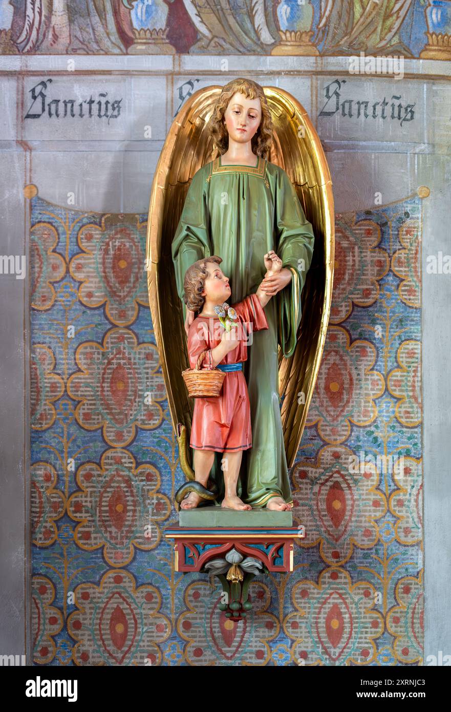 Rapperswil, Svizzera - 1 luglio 2024: Statua dell'angelo custode che tiene un bambino nella Cappella di nostra Signora Rapperswil Foto Stock