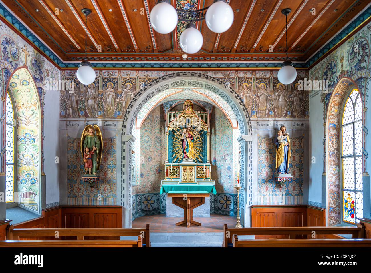 Rapperswil, Svizzera - 1 luglio 2024: Interno della Cappella di nostra Signora - Liebfrauenkapelle - a Rapperswil con statue di Maria con Gesù, San Jo Foto Stock