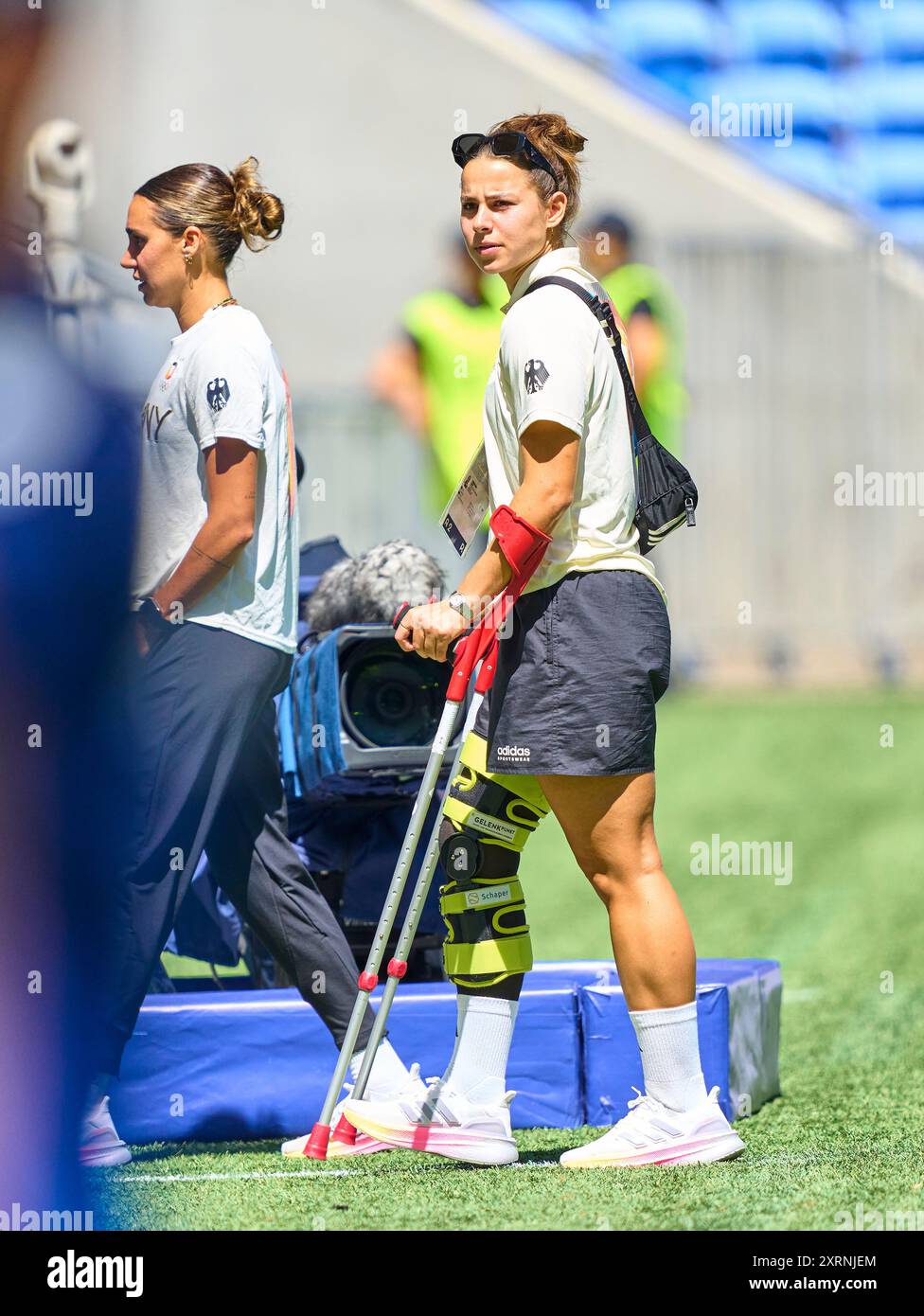 Lena Oberdorf con infortunio al ginocchio alla medaglia di bronzo olimpica femminile IN GERMANIA - SPAGNA allo Stade de Lyon di Lione il 9 agosto 2024 a Lione, Francia. Stagione 2024/2025 fotografo: Peter Schatz Foto Stock