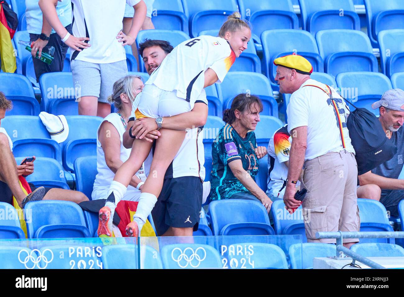 Giulia Gwinn, DFB Frauen 15 con maglia dell'infortunata Lena Oberdorf e del fidanzato Constantin Frommann dopo la medaglia di bronzo olimpica femminile GERMANIA - SPAGNA 1-0 allo Stade de Lyon di Lione il 9 agosto 2024 a Lione, Francia. Stagione 2024/2025 fotografo: Peter Schatz Foto Stock