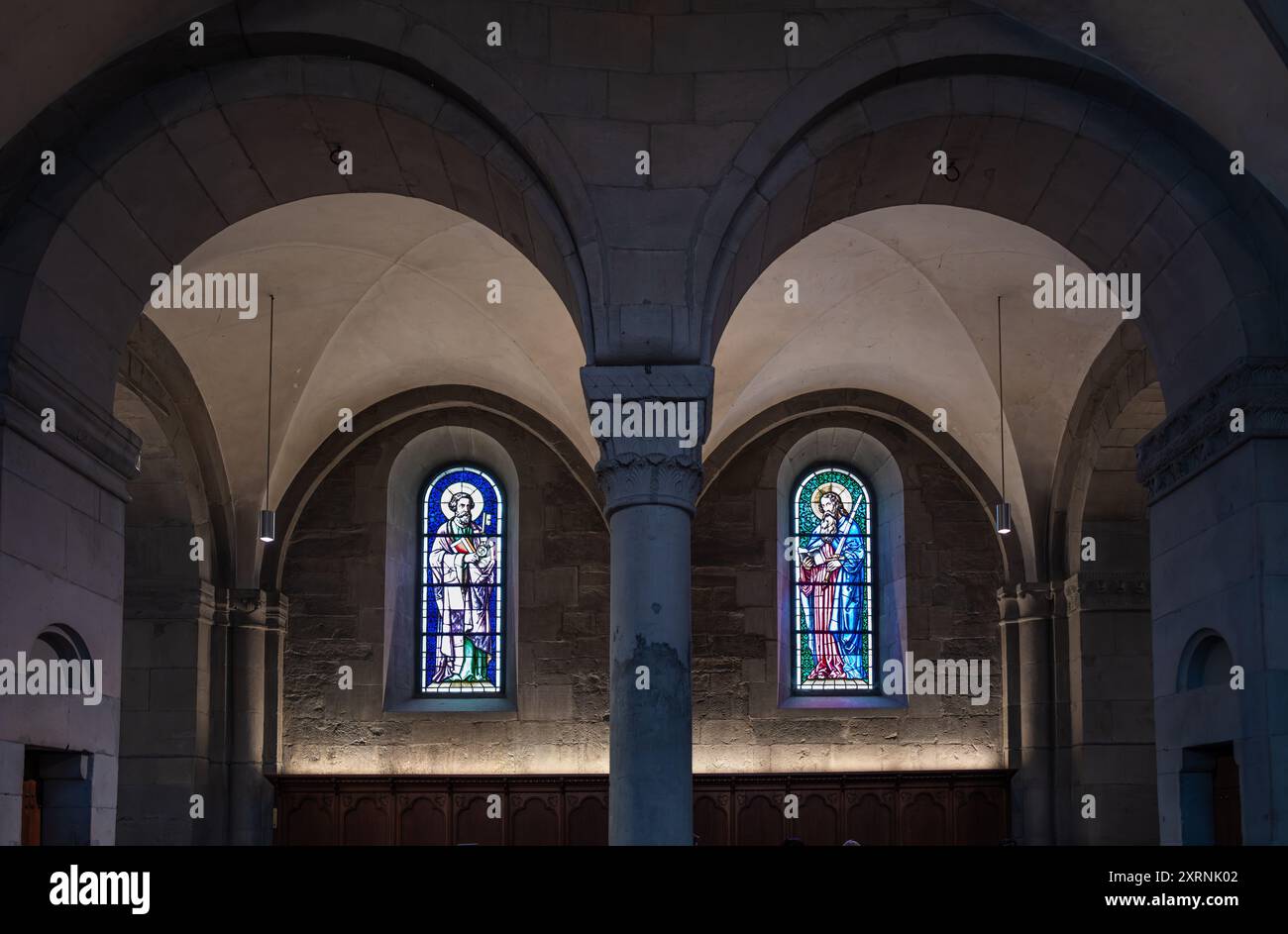 Zurigo, Svizzera - 1° luglio 2024: Interno della storica chiesa di Grossmunster con archi in pietra, vetrate colorate, Foto Stock