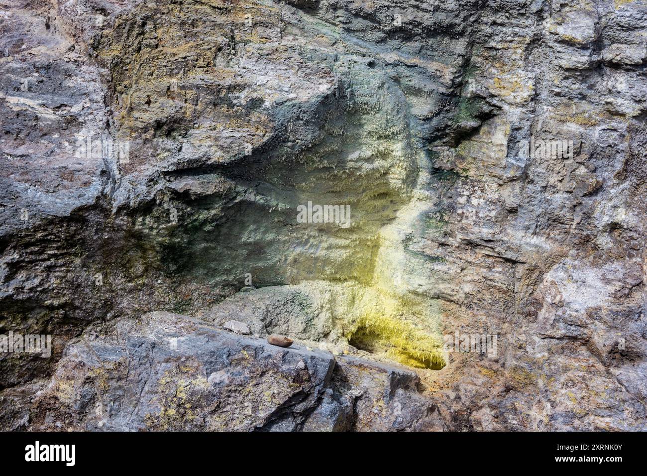 Ago naturale come cristalli di zolfo (S) formatosi all'apertura di una fumarola, o sfiato del vapore, in un'area vulcanica attiva. Guatemala. Foto Stock