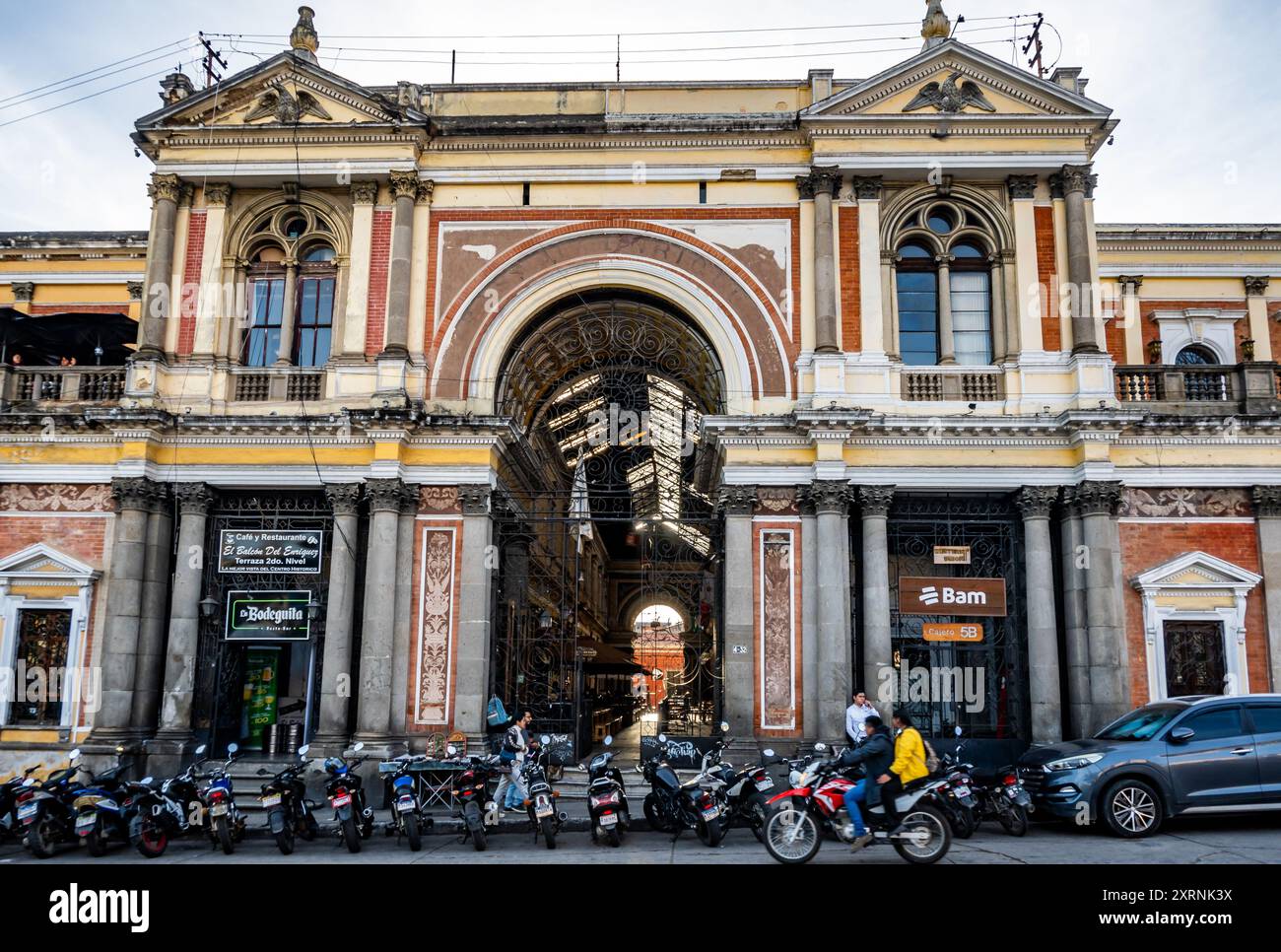 Vecchio edificio della banca. Parque Centro América. Quetzaltenango, Guatemala. Foto Stock