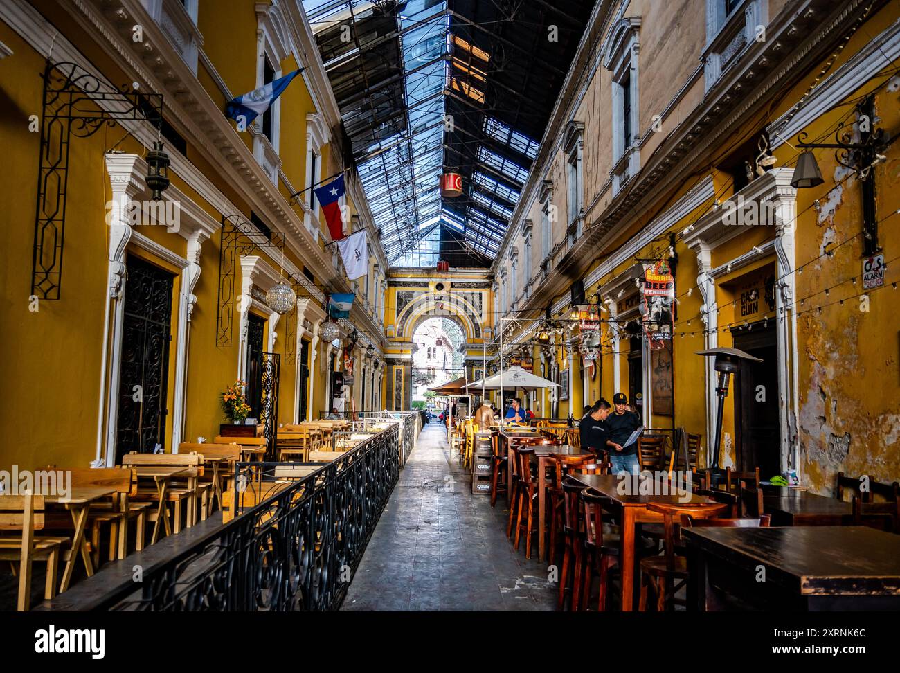 Bar e ristoranti lungo una galleria. Quetzaltenango, Guatemala. Foto Stock