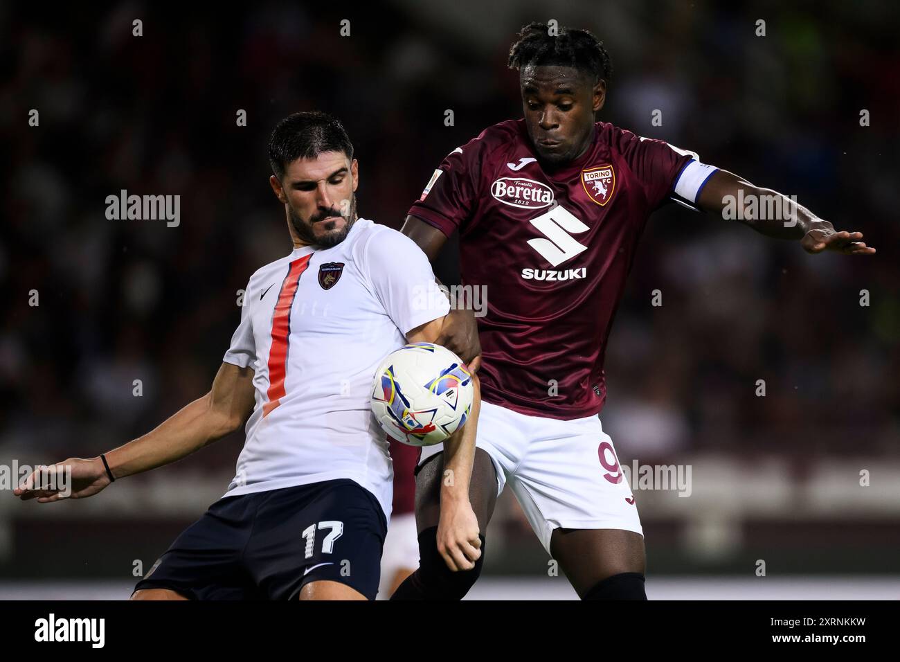 Torino, Italia. 11 agosto 2024. Duvan Zapata del Torino FC compete per il pallone con Alessandro Caporale del Cosenza calcio durante la partita di Coppa Italia tra Torino FC e Cosenza calcio. Crediti: Nicolò campo/Alamy Live News Foto Stock