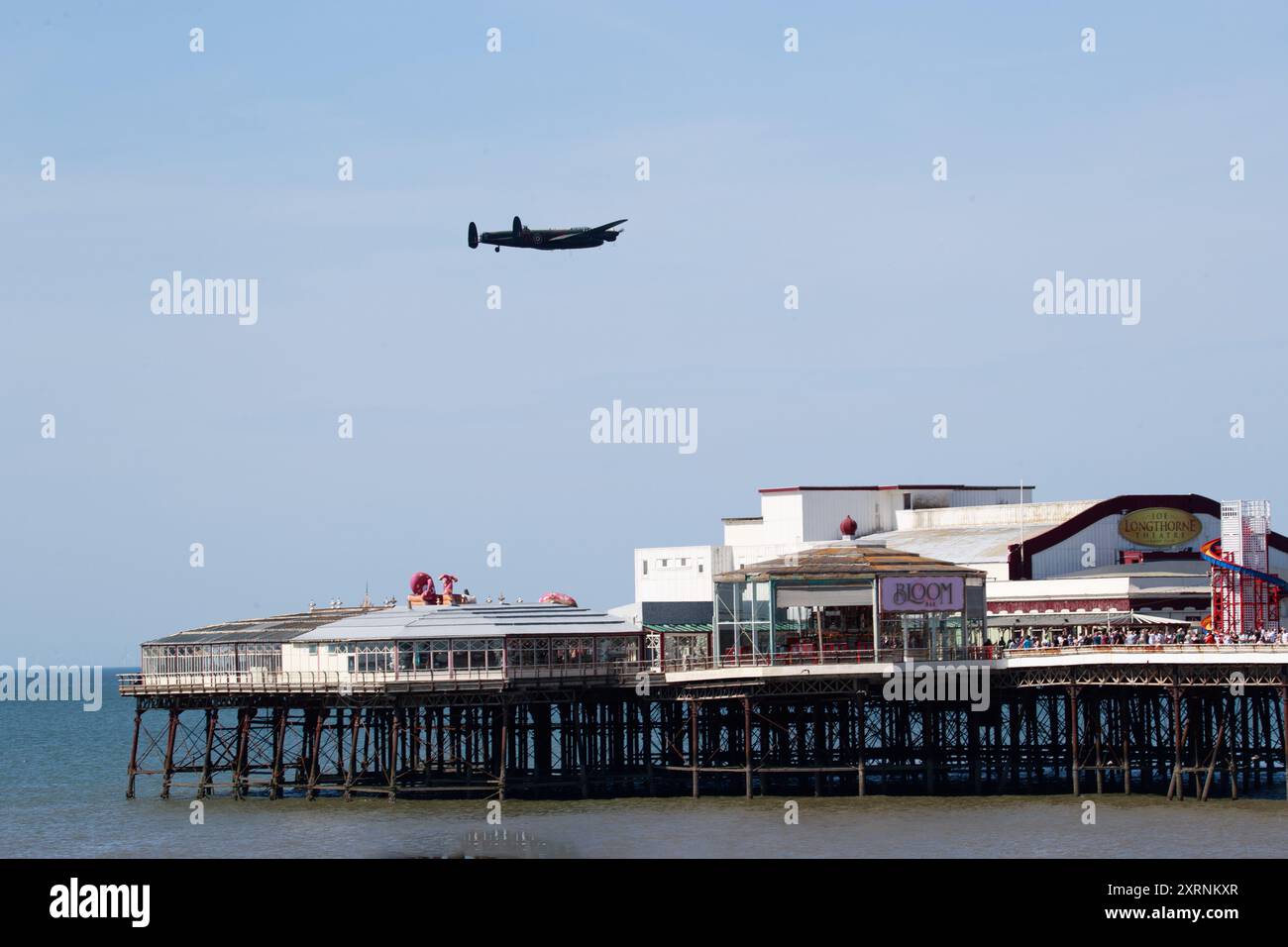 Blackpool Lancashire Unitef=d Kingdom 11th Auguat 20024 il RAF Battle of Britain Memorial Flight ora sta volando di nuovo dopo aver ricevuto un piano di coda ricostruito e riporta il volo all'Air Show Circuit i voli a motore singolo rimangono a terra fino alla conclusione dell'invetigazione nello schianto in cui Squadron LDR Mark ha perso la vita all'inizio di quest'anno si conclude Credit: PN News/Alamy Live News Foto Stock