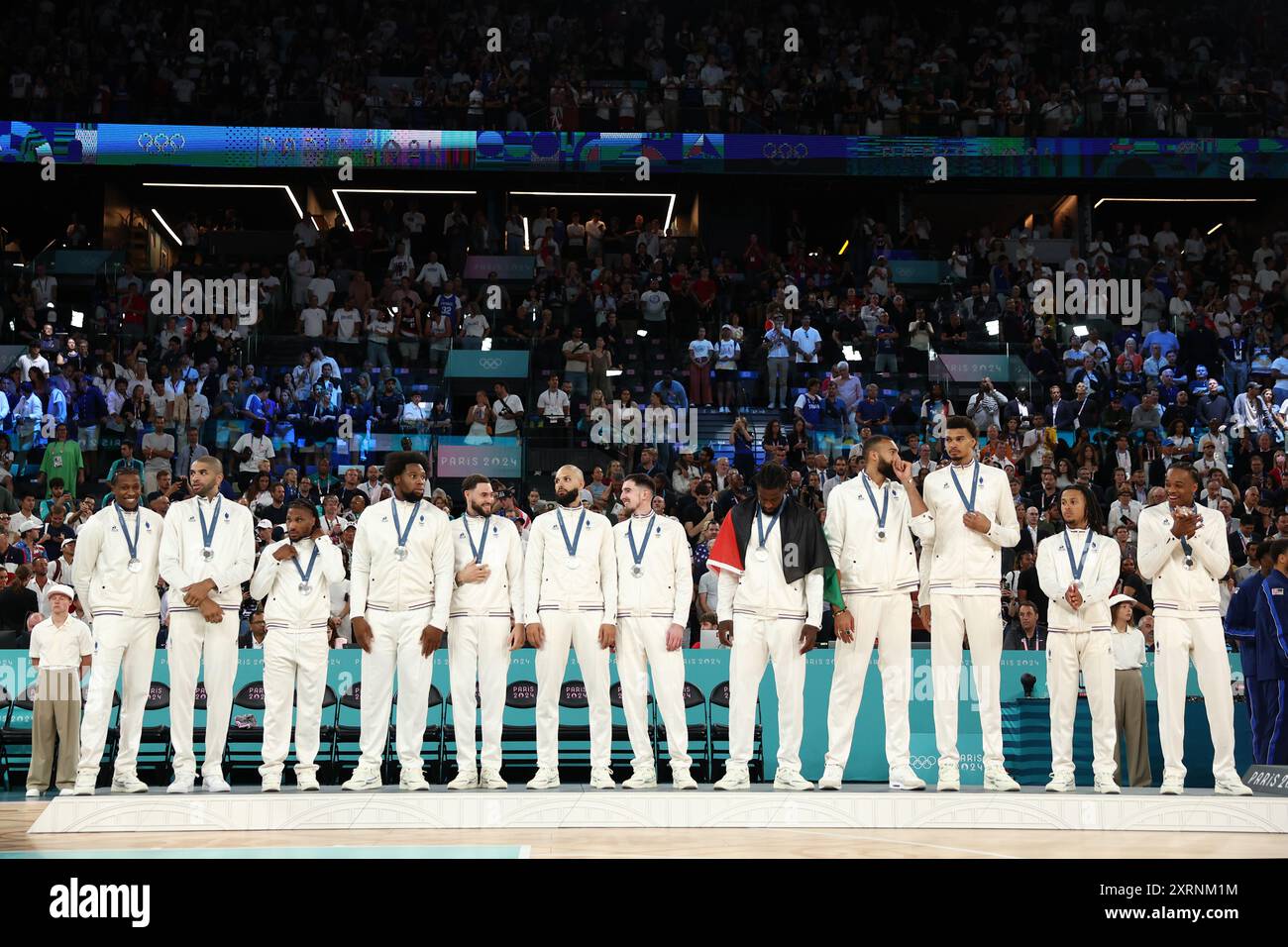 Parigi, Francia. 11 agosto 2024. Julien Mattia/le Pictorium - pallone da basket 5x5 - finale - Francia-USA - Parigi 2024 - 11/08/2024 - Francia/Senna Saint Denis/Parigi - squadra francese sul podio olimpico all'Arena Bercy al termine della finale vinta dagli Stati Uniti contro la Francia, 10 agosto 2024. Crediti: LE PICTORIUM/Alamy Live News Foto Stock