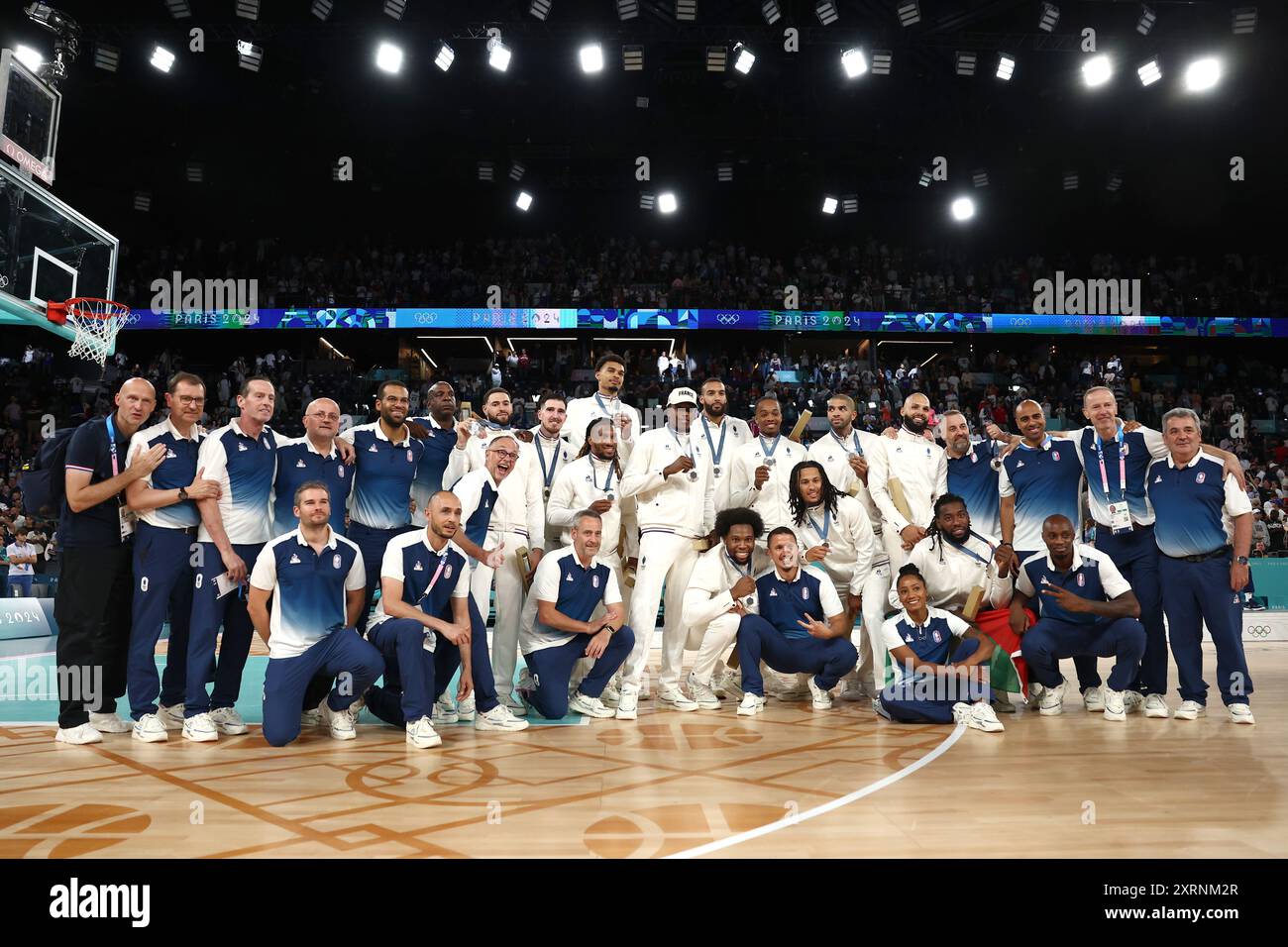 Parigi, Francia. 11 agosto 2024. Julien Mattia/le Pictorium - pallone da basket 5x5 - finale - Francia-USA - Parigi 2024 - 11/08/2024 - Francia/Senna Saint Denis/Parigi - foto di famiglia della squadra francese dopo il podio olimpico all'Arena Bercy al termine della finale vinta dagli Stati Uniti contro la Francia, 10 agosto 2024. Crediti: LE PICTORIUM/Alamy Live News Foto Stock