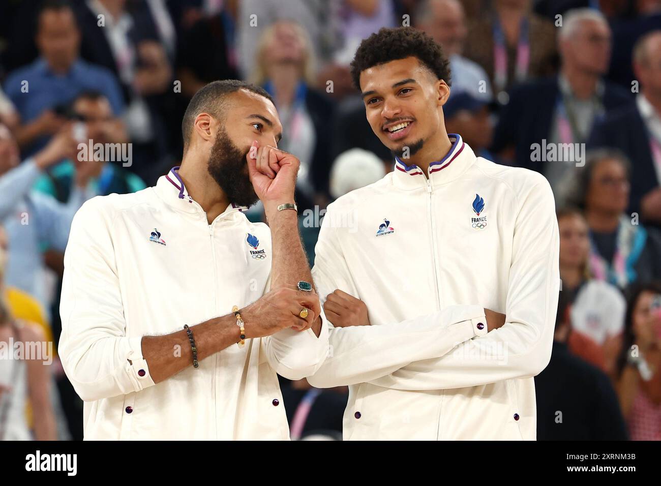 Parigi, Francia. 11 agosto 2024. Julien Mattia/le Pictorium - Basket-ball 5x5 - finale - Francia-USA - Parigi 2024 - 11/08/2024 - Francia/Senna Saint Denis/Parigi - Victor Wembanyama (fra) e FBZ7 sul podio olimpico all'Arena Bercy al termine della finale vinta dagli Stati Uniti contro la Francia, 10 agosto 2024. Crediti: LE PICTORIUM/Alamy Live News Foto Stock