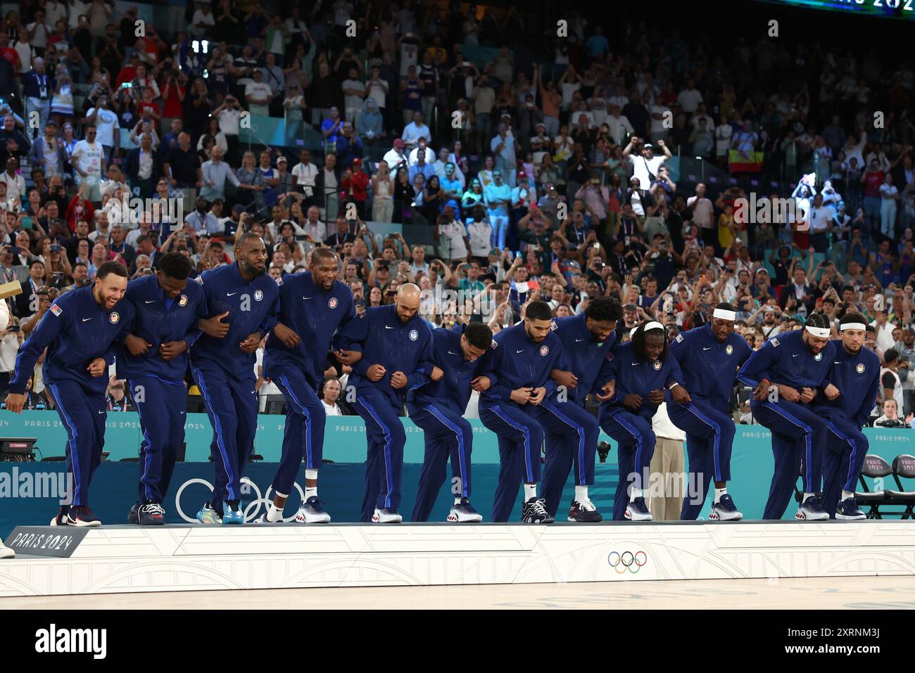 Parigi, Francia. 11 agosto 2024. Julien Mattia/le Pictorium - pallone da basket 5x5 - finale - Francia-USA - Parigi 2024 - 11/08/2024 - Francia/Senna Saint Denis/Parigi - Team USA in ascesa sul podio olimpico all'Arena Bercy al termine della finale vinta dagli Stati Uniti contro la Francia, 10 agosto 2024. Crediti: LE PICTORIUM/Alamy Live News Foto Stock