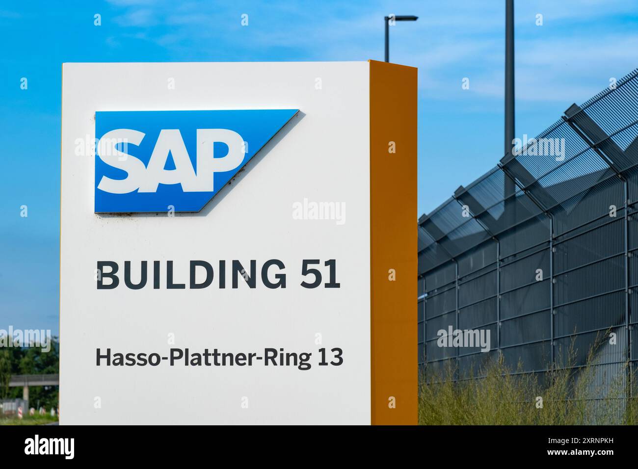 Logo SAP sulla facciata dell'edificio aziendale, multinazionale tedesca globale del software, marchio visivo del gigante del software nel campus aziendale, PL. Risorse Foto Stock
