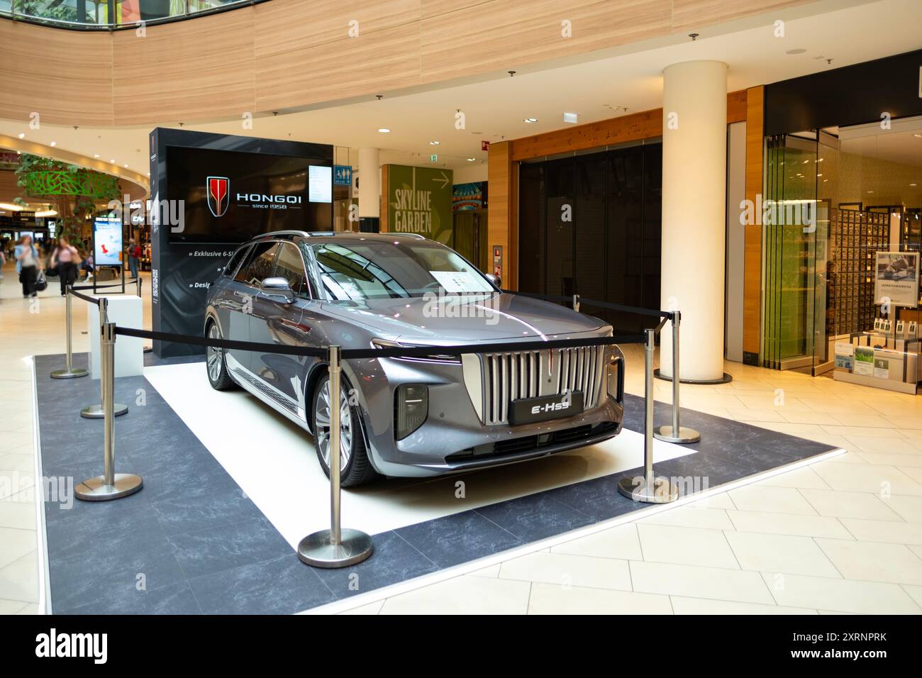 silver Hongqi e-HS9 SUV elettrico full-size di lusso, marchio cinese Hongqi in Studio, trasporto a emissioni zero, innovazione per auto elettriche, Francoforte, G. Foto Stock