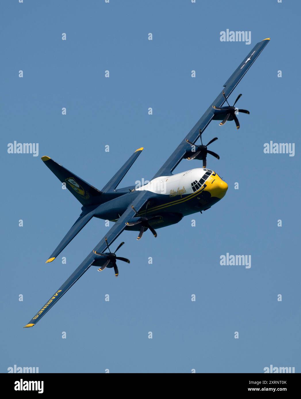 Chicago, Indiana, Stati Uniti. 10 agosto 2024. L'aereo di supporto Blue Angles, soprannominato "Fat Albert", che è un aereo da trasporto Lockheed Martin C-130T Hercules effettua alcuni passaggi lenti e bassi prima che la squadra salga in cielo. (Immagine di credito: © Rob Dicker/ZUMA Press Wire) SOLO PER USO EDITORIALE! Non per USO commerciale! Foto Stock