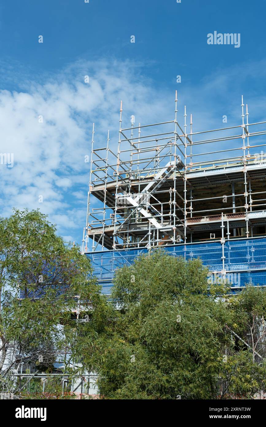 ponteggi eretti su un cantiere edile norme di salute e sicurezza, Foto Stock