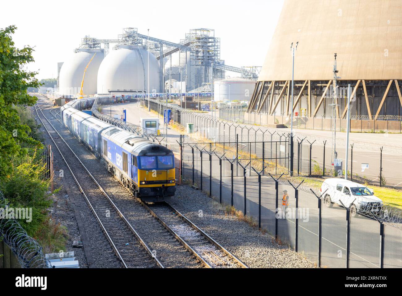 Selby, Regno Unito. 11 AGOSTO 2024. Treno, unità 60026 Gbrf lascia Drax mentre circa 50 manifestanti riuniti per manifestare contro la centrale elettrica Drax, affermano che le stazioni che utilizzano "pellet di legno" come sostituto del carbone stanno causando la deforestazione di massa, ciò accade quando a Drax è stata concessa un'ingiunzione contro i manifestanti del clima e 22 membri del gruppo Recorder The Power sono stati arrestati preventivamente prima di un pianificato squat di più giorni a Drax. Credito Milo Chandler/Alamy Live News Foto Stock