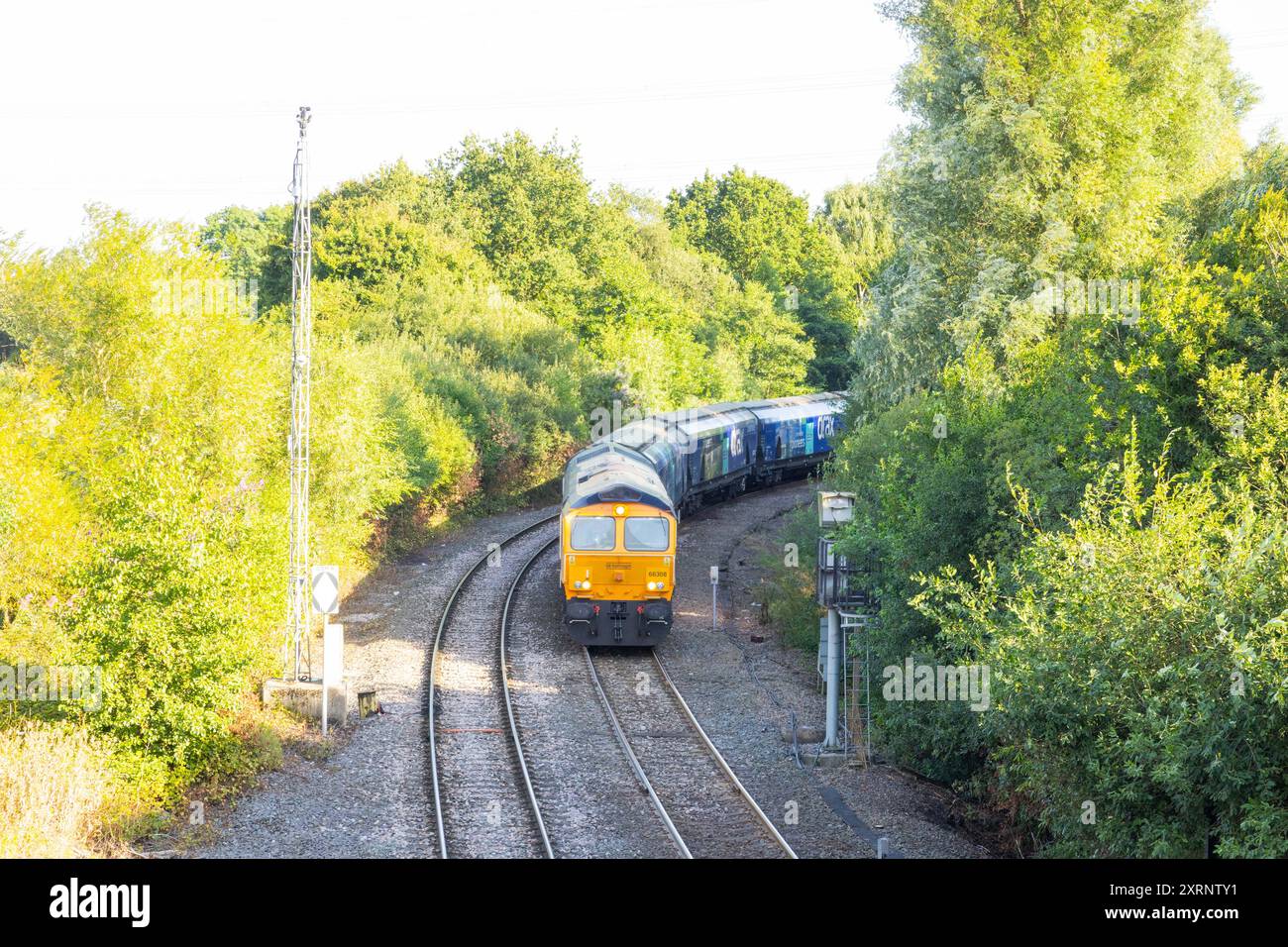 Selby, Regno Unito. 11 AGOSTO 2024. L'unità ferroviaria GBRF 66308 entra nel Drax mentre circa 50 manifestanti riuniti per dimostrare contro la centrale elettrica Drax, affermano che le stazioni che utilizzano "pellet di legno" in sostituzione del carbone provocano la deforestazione di massa, ciò accade quando a Drax è stata concessa un'ingiunzione contro i manifestanti del clima e 22 membri del gruppo Recorder The Power sono stati arrestati preventivamente prima di un pianificato squat di più giorni a Drax. Credito Milo Chandler/Alamy Live News Foto Stock