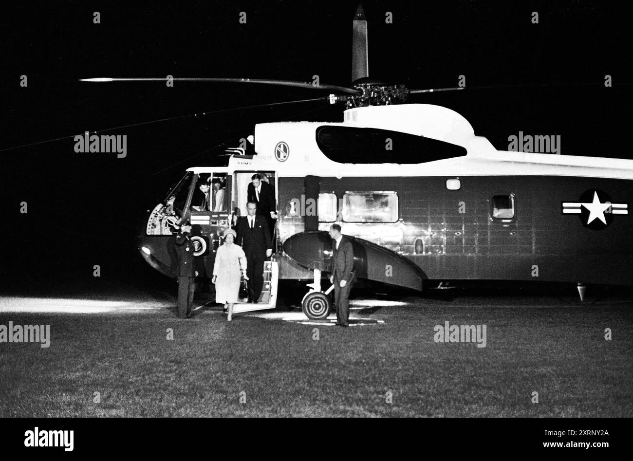 Il presidente degli Stati Uniti Lyndon Johnson e la First Lady Claudia "Lady Bird" Johnson arrivano a South Lawn da Dallas, Texas, via Andrews Air Force base, Segretario alla difesa, Robert S. McNamara, uscendo dall'elicottero dell'esercito americano dietro il presidente Johnson; agente dei servizi segreti, Rufus Youngblood, in piedi a destra delle scale, Casa Bianca, Washington, D.C., USA, Robert Knudsen, White House Photographs, 22 novembre 1963 Foto Stock