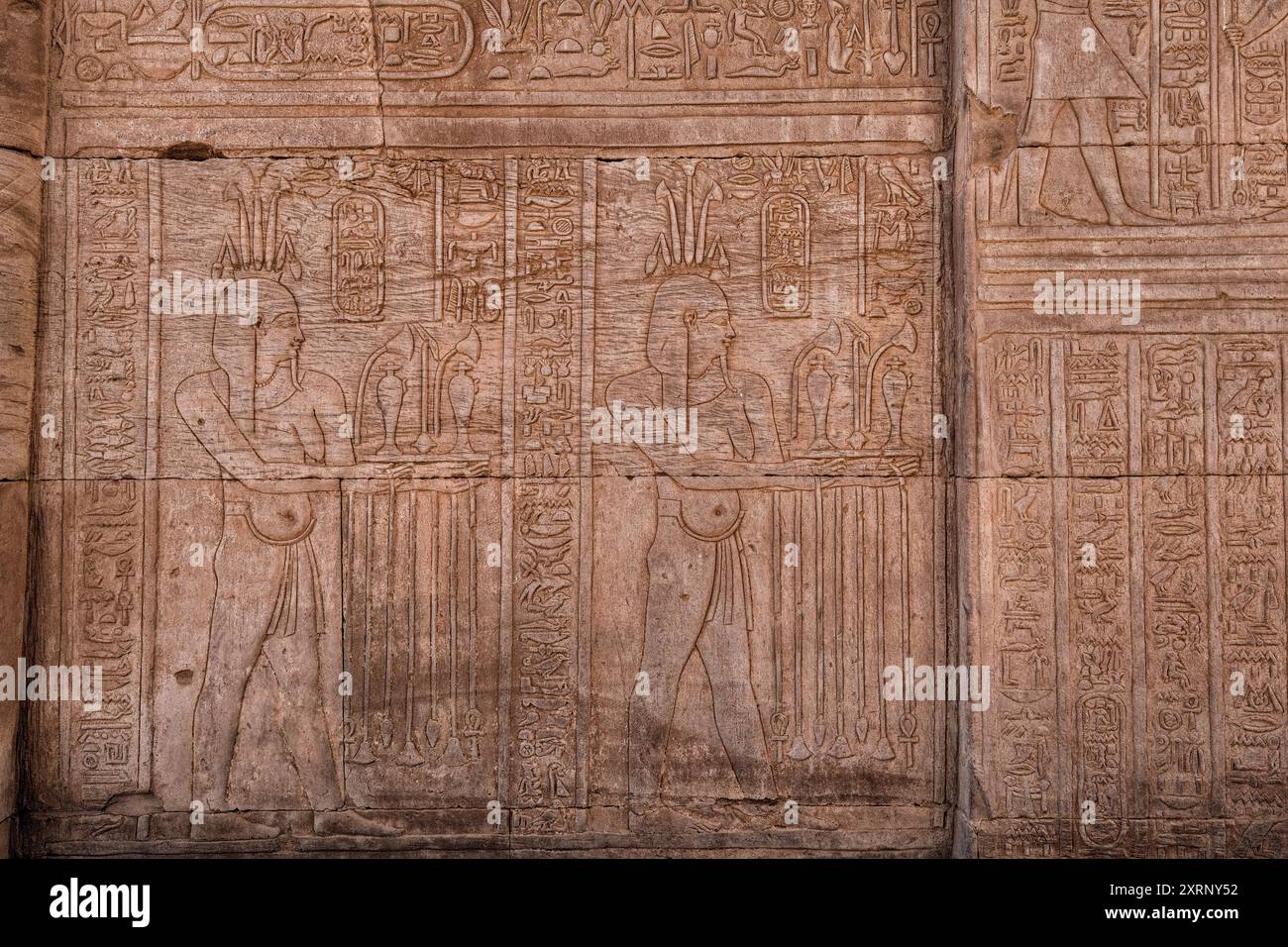 Bassorilievi nel tempio Kom Ombo di Sobek e Haroeris Foto Stock