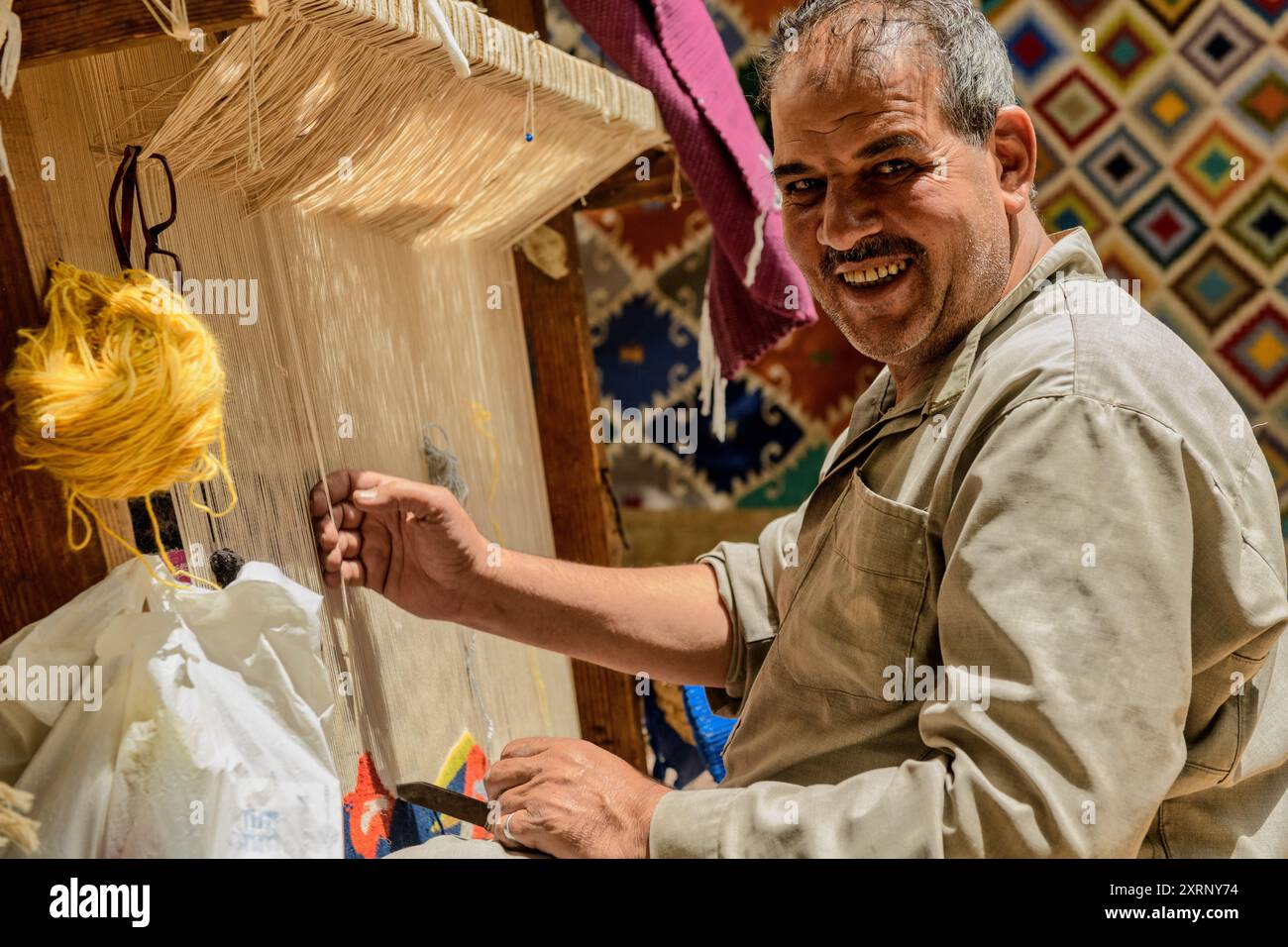 tessitore indipendente di tappeti "Old Fashioned" nelle vicinanze della strada 9 Maadi Foto Stock