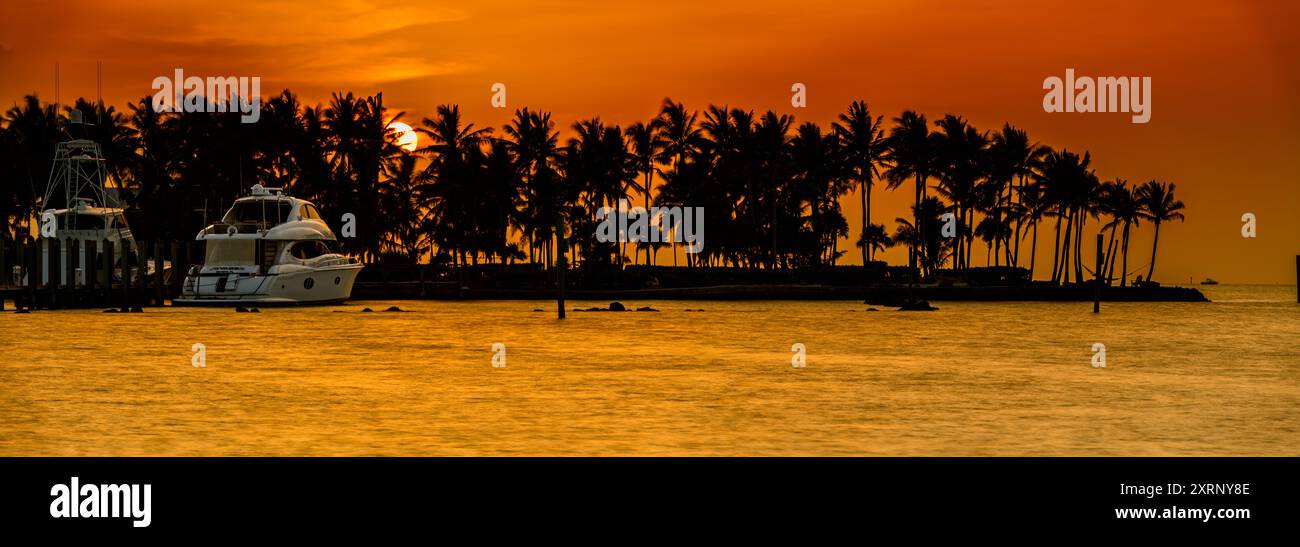 Barche ancorate al tramonto nella baia al largo di Palm Island a Marathon Key, Florida Foto Stock
