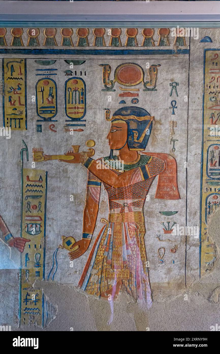 Immagine dal corridoio QV44 B parete destra, mostra Ramses III che versa vino e brucia incenso davanti al dio Geb Foto Stock