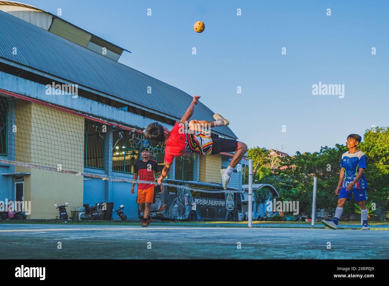 Balikpapan, Indonesia - 1 agosto 2024. Il giocatore viene trasportato in aria per eseguire l'epico colpo di testa in sepak takraw. Foto Stock