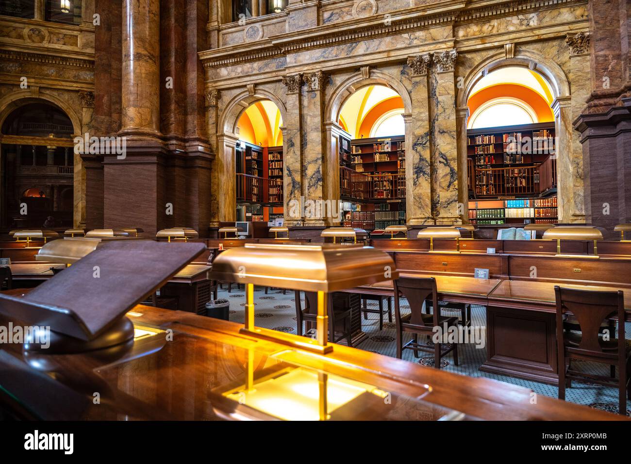 Sala lettura principale e banchi di ricerca presso la Biblioteca del Congresso di Washington DC Foto Stock