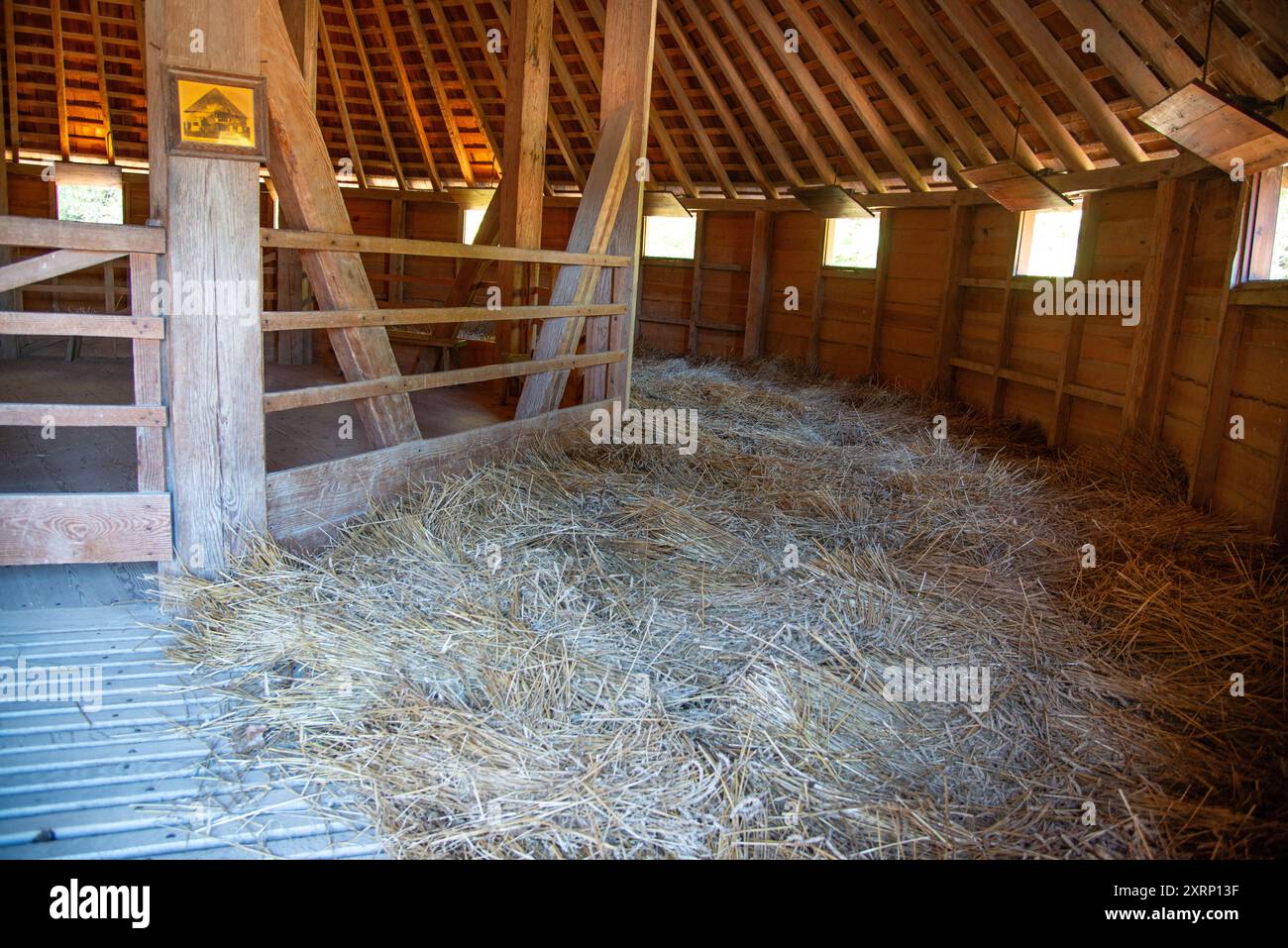 All'interno del fienile a 16 lati della tenuta di Mount Vernon di George Washington, utilizzato per il trebbiamento del grano Foto Stock