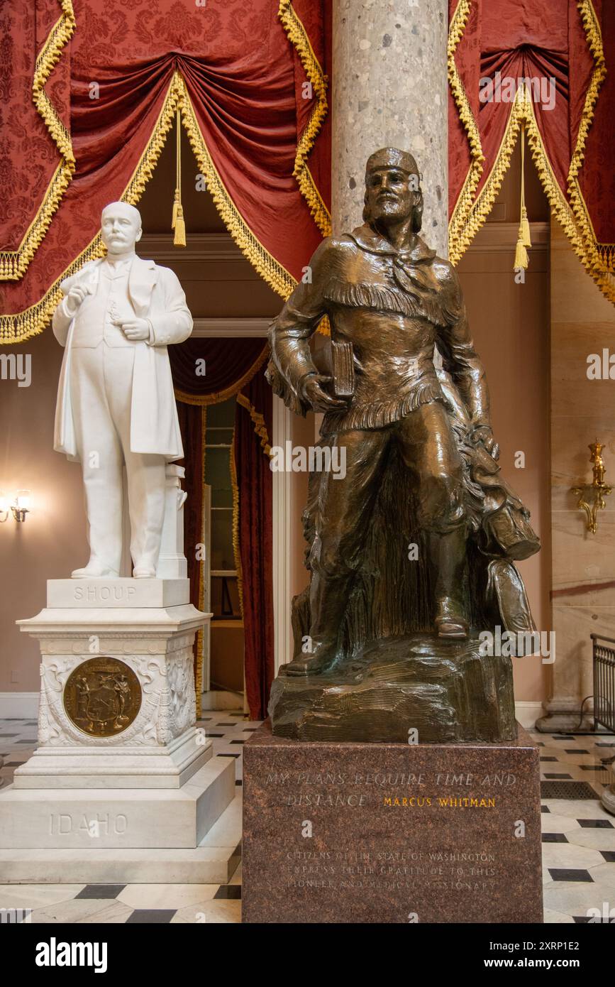 Statua di Marcus Whitman e George Laird Shoup all'interno della rotonda del campidoglio a Washington DC Foto Stock
