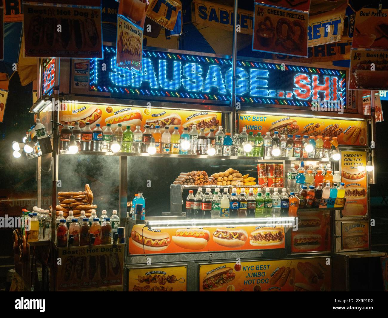 Carrello gastronomico Halal di notte al Rockefeller Center, Manhattan, New York City Foto Stock