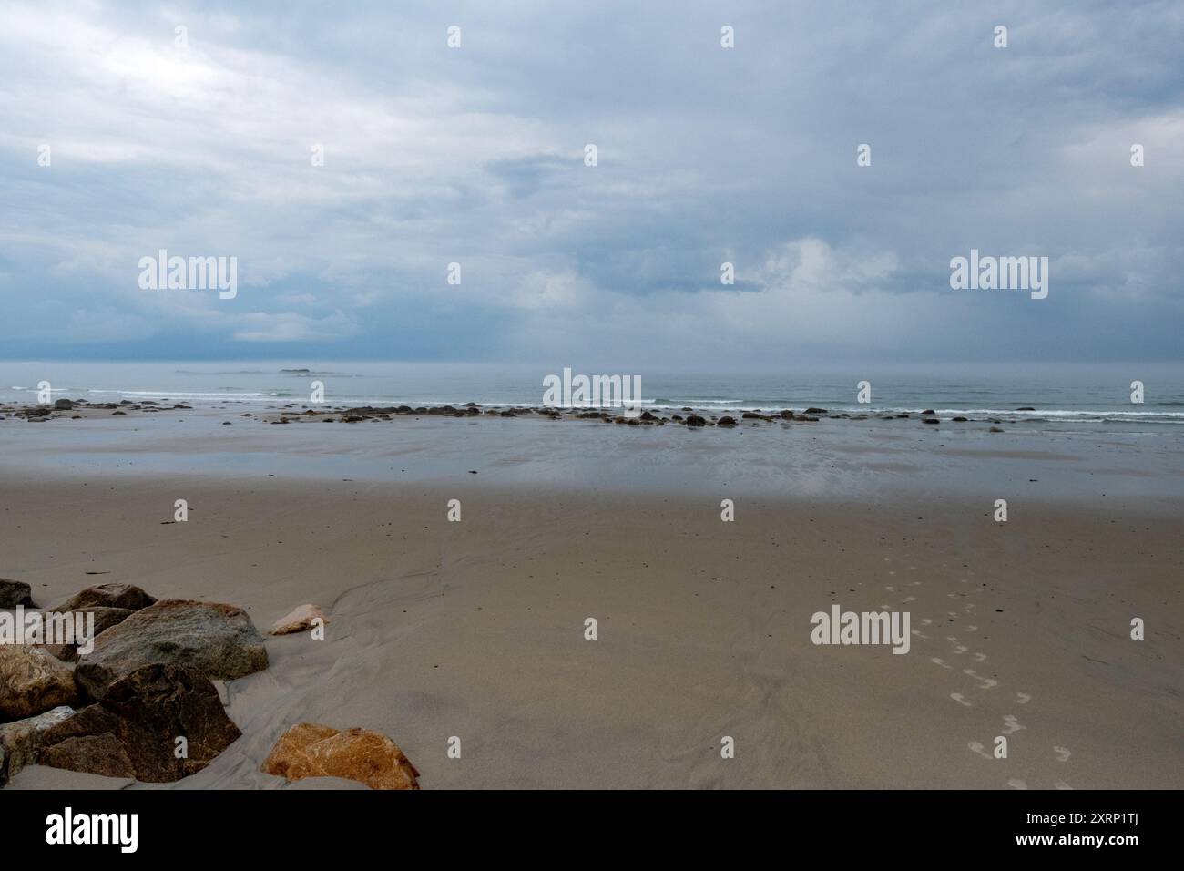Impronte dei piedi che portano all'oceano Foto Stock