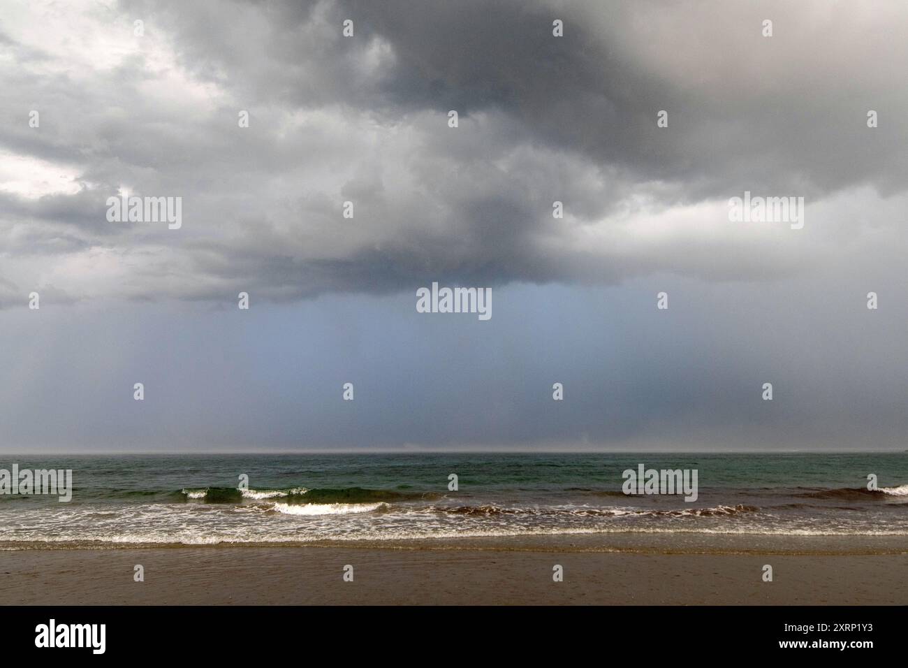 Cieli tempestosi sulla spiaggia Foto Stock