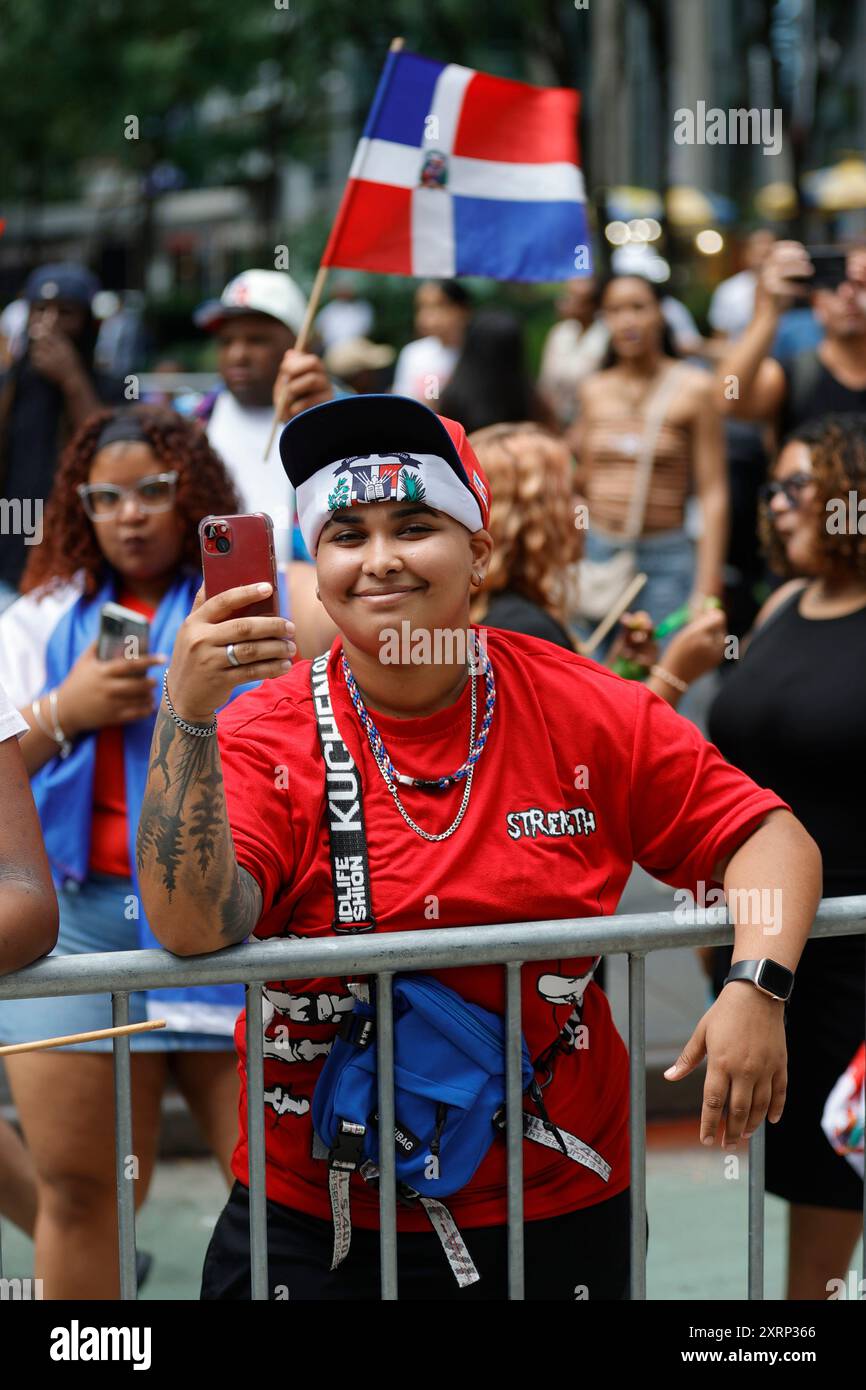 New York, Stati Uniti. 11 agosto 2024. New York, USA, 11 agosto 2024 - Una folla di spettatori che sventolano con orgoglio le bandiere dominicane riempie le strade di New York durante la National Dominican Day Parade del 2024, l'11 agosto 2024. La celebrazione della cultura e del patrimonio dominicano ha riunito migliaia di persone, mostrando le ricche tradizioni e l'orgoglio della comunità che rendono questo evento annuale un momento culminante nel calendario culturale della città. Foto: Giada Papini Rampelotto/EuropaNewswire. Crediti: ZUMA Press, Inc./Alamy Live News Foto Stock