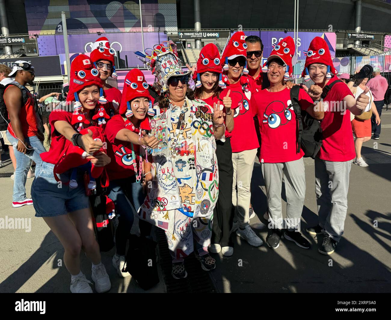 Parigi, Ile de France, Francia. 11 agosto 2024. Olimpiadi di Parigi 2024: . La cerimonia di chiusura delle Olimpiadi di Parigi del 2024 si è conclusa con una stravaganza colorata. Fan dagli Stati Uniti . Per festeggiare (immagine di credito: © Seshadri Sukumar/ZUMA Press Wire) SOLO PER USO EDITORIALE! Non per USO commerciale! Crediti: ZUMA Press, Inc./Alamy Live News Foto Stock