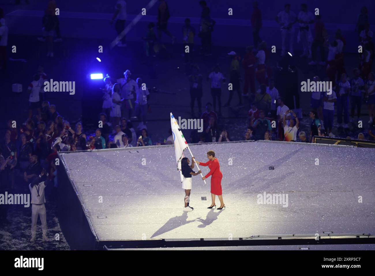 11 agosto 2024, Parigi, Ile-De-France, Francia: SIMONE BILES e KAREN BASSISTA sindaco di Los Angeles durante la consegna della bandiera olimpica della cerimonia di chiusura dei Giochi Olimpici di Parigi 2024 allo Stade de France di Saint-Denis, Francia (Credit Image: © Mickael Chavet/ZUMA Press Wire) SOLO USO EDITORIALE! Non per USO commerciale! Foto Stock