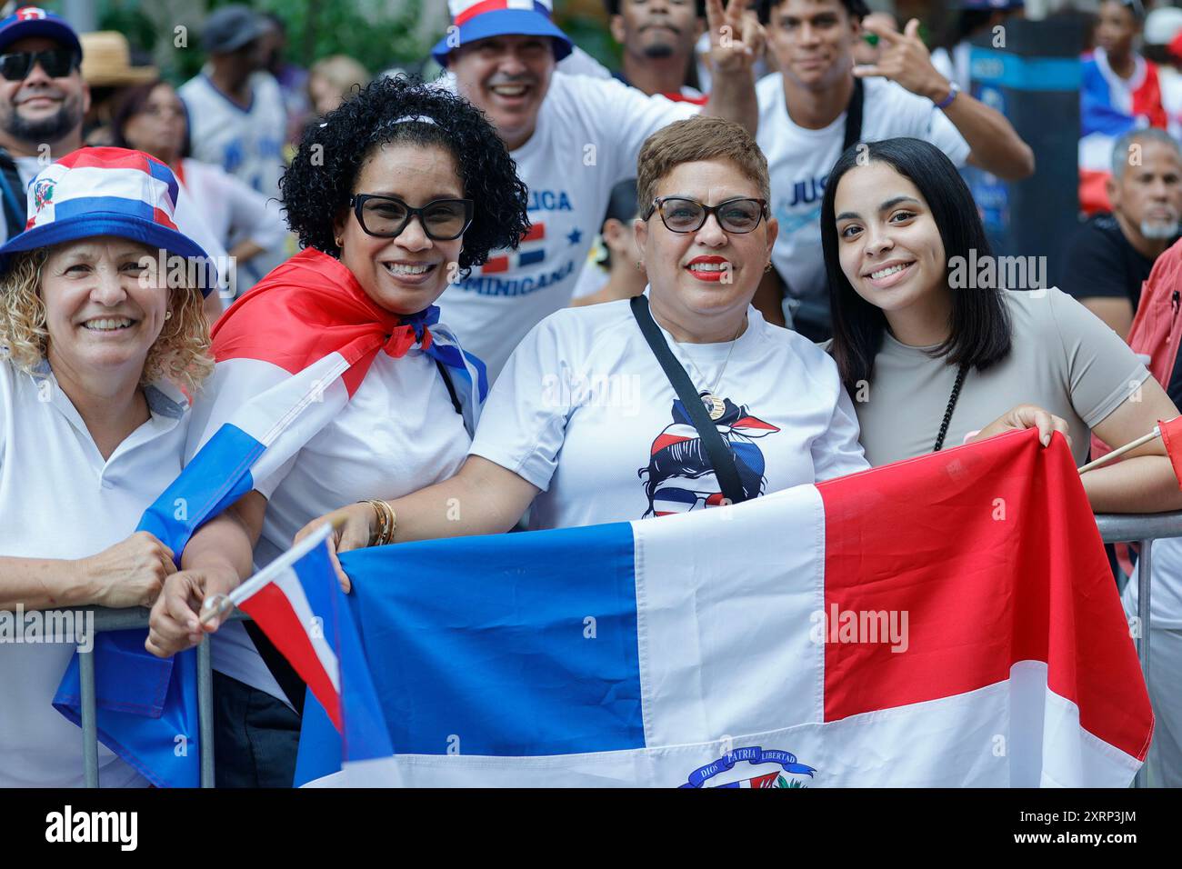 New York, USA, 11 agosto 2024 - Una folla di spettatori che sventolano con orgoglio le bandiere dominicane riempie le strade di New York durante la National Dominican Day Parade del 2024, l'11 agosto 2024. La celebrazione della cultura e del patrimonio dominicano ha riunito migliaia di persone, mostrando le ricche tradizioni e l'orgoglio della comunità che rendono questo evento annuale un momento culminante nel calendario culturale della città. Foto: Giada Papini Rampelotto/EuropaNewswire Foto Stock