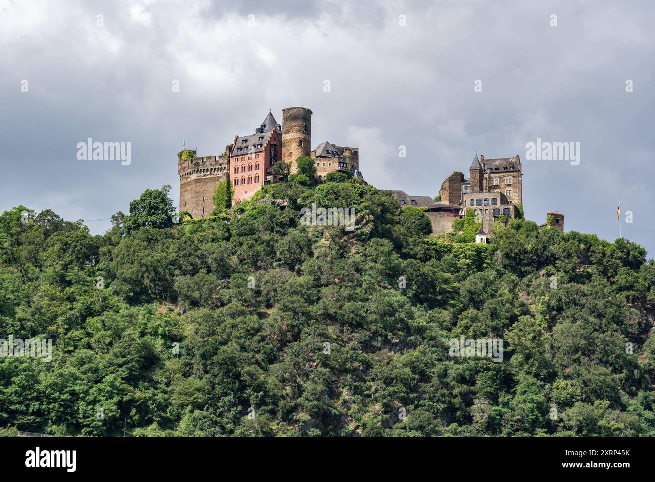 Valle del medio Reno, Germania - 11 giugno 2024: Il castello di Schoenburg su una collina sopra la città di Oberwesel, valle del medio Reno superiore, lungo la destra Foto Stock