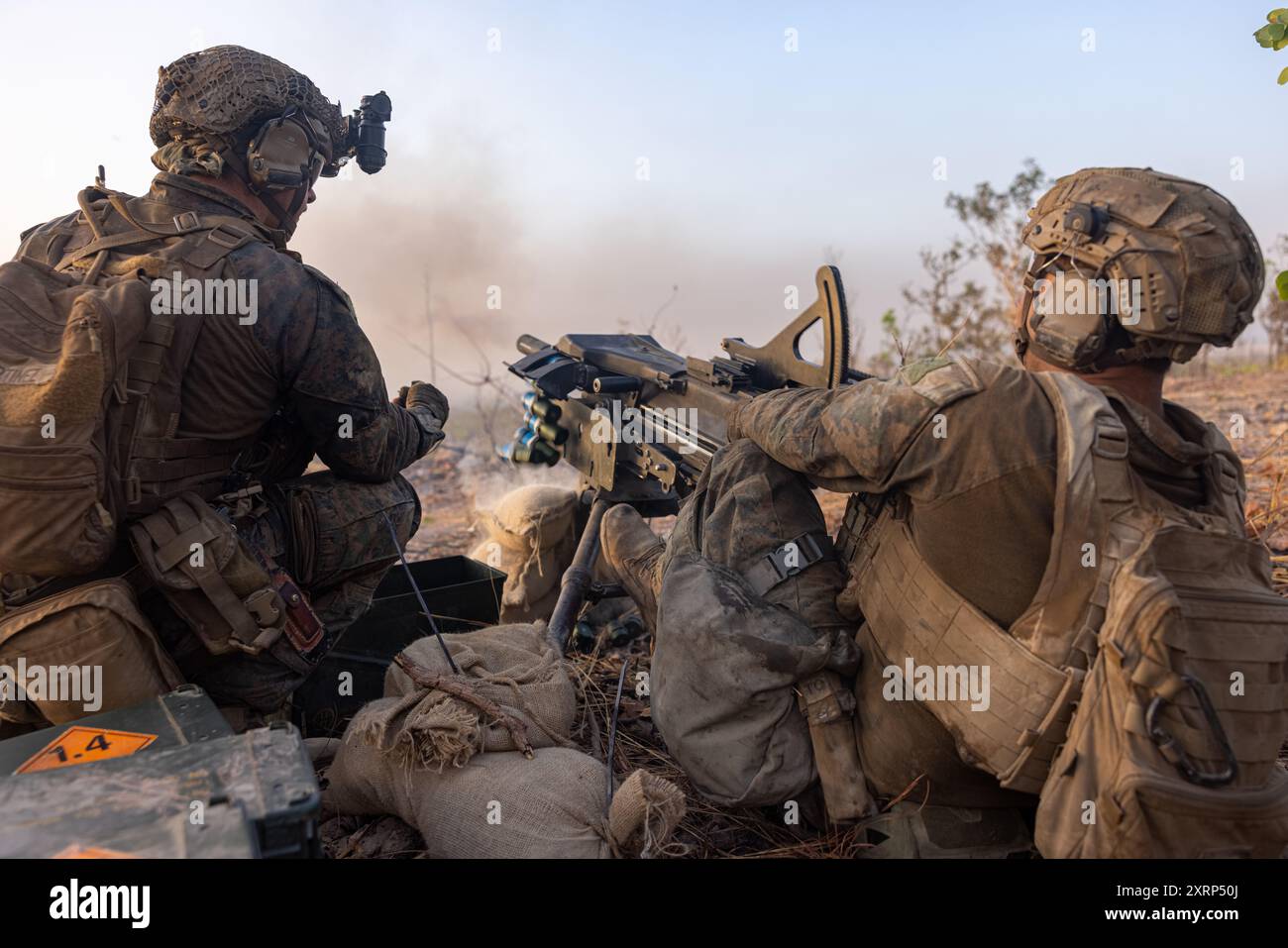 Dylan Martinez, a sinistra, leader di squadra, e Rinnur Shoup, mitragliatore, entrambi con Weapons Company, 2nd Battalion, 5th Marine Regiment (rinforzato), Marine Rotational Force – Darwin 24.3, lancia un lanciagranate automatico Mark 19 da 40 mm durante un'esercitazione di fuoco vivo con armi combinate come parte dell'esercitazione Predator's Run 24 presso Mount Bundey Training area, NT, Australia, 5 agosto 2024. Exercise Predator’s Run 24 è un esercizio di addestramento multilaterale focalizzato sulla litorale guidato dalla 1st Brigade dell’esercito australiano. MRF-D 24,3 è integrato nell'Australian Defence Force Order o Foto Stock